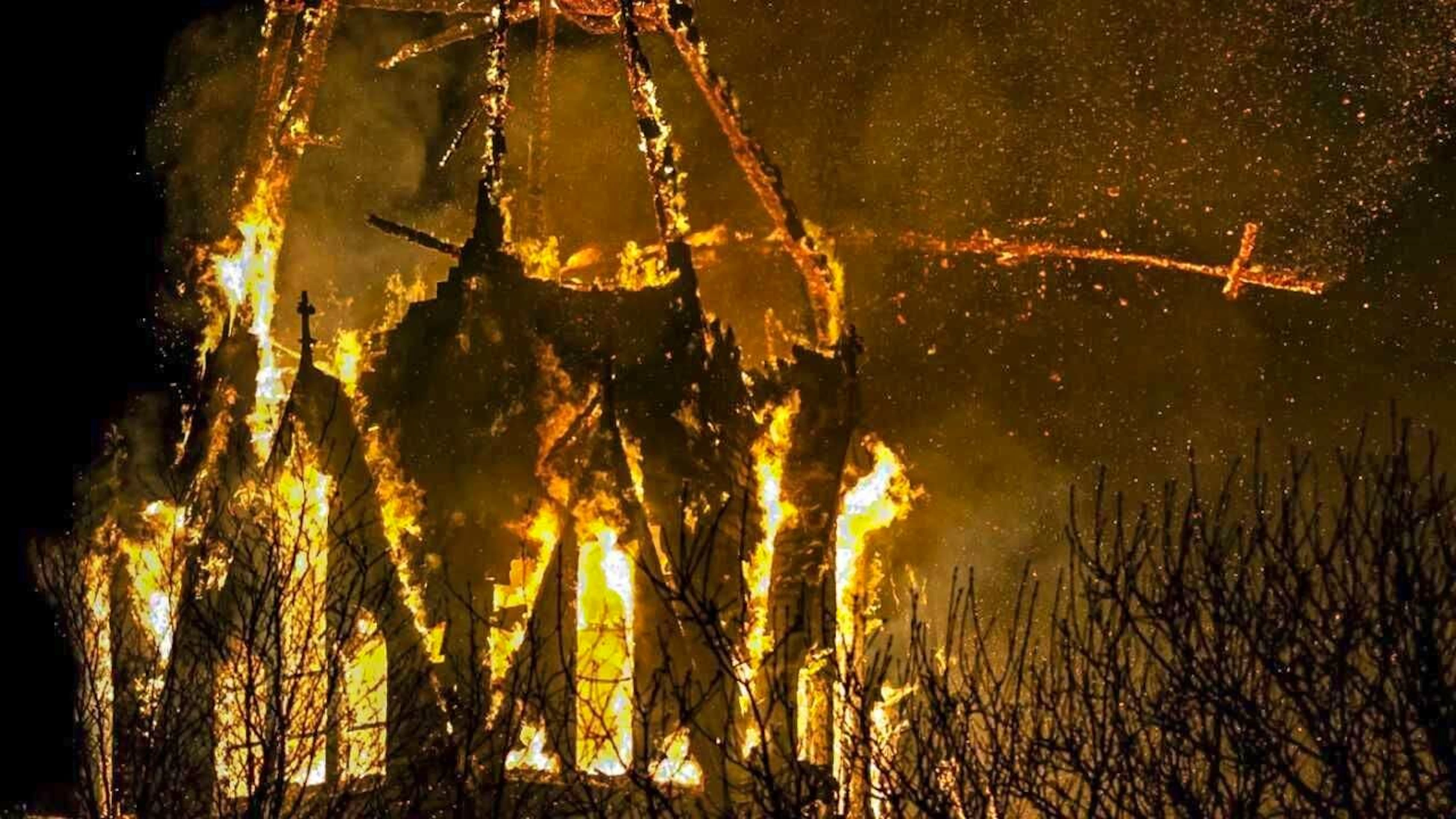 dpatopbilder - Burning Vondel Church in Amsterdam. Photo: Remko De Waal/ANP/dpa