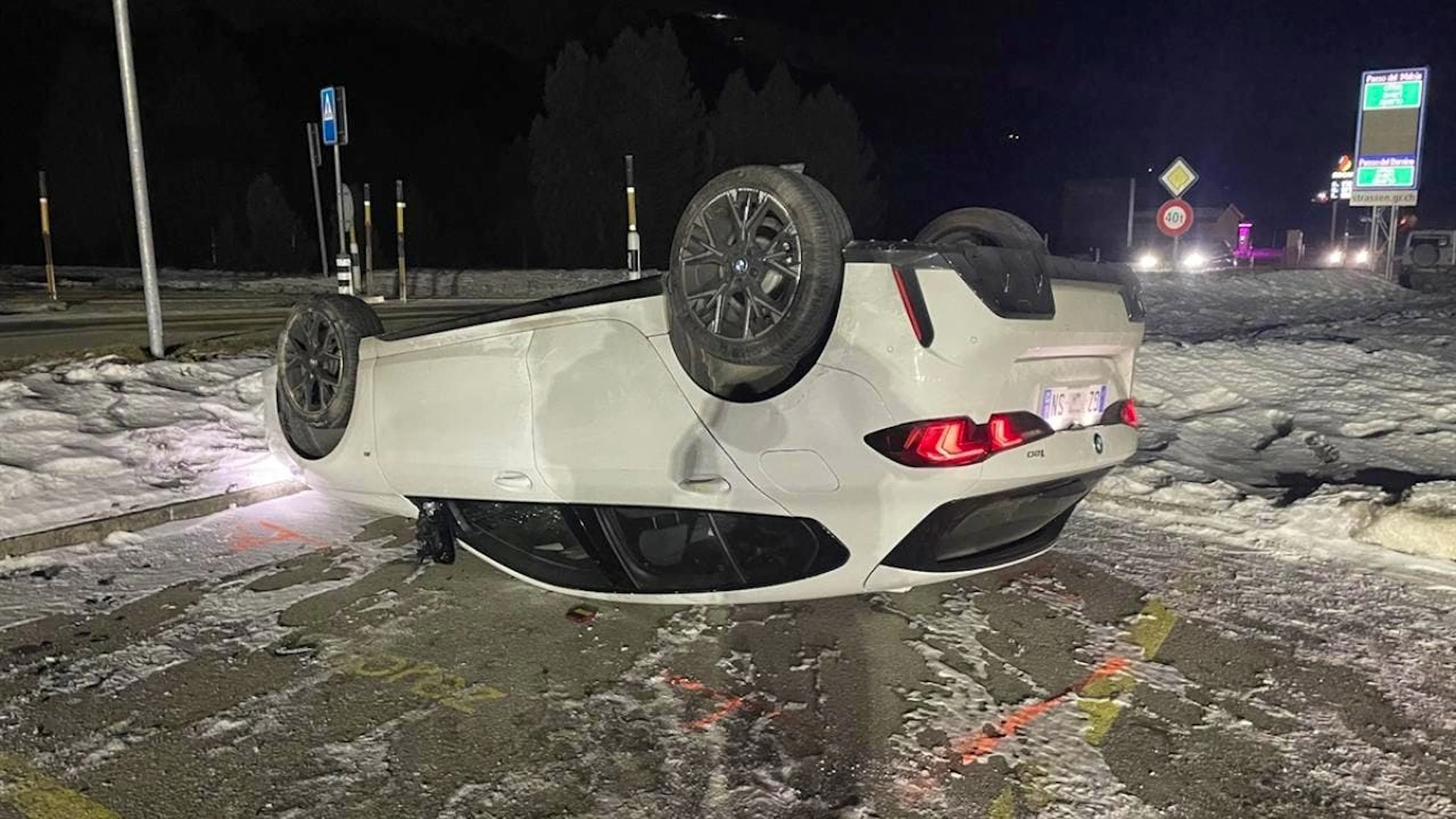 Il veicolo abbandonato in mezzo alla strada.