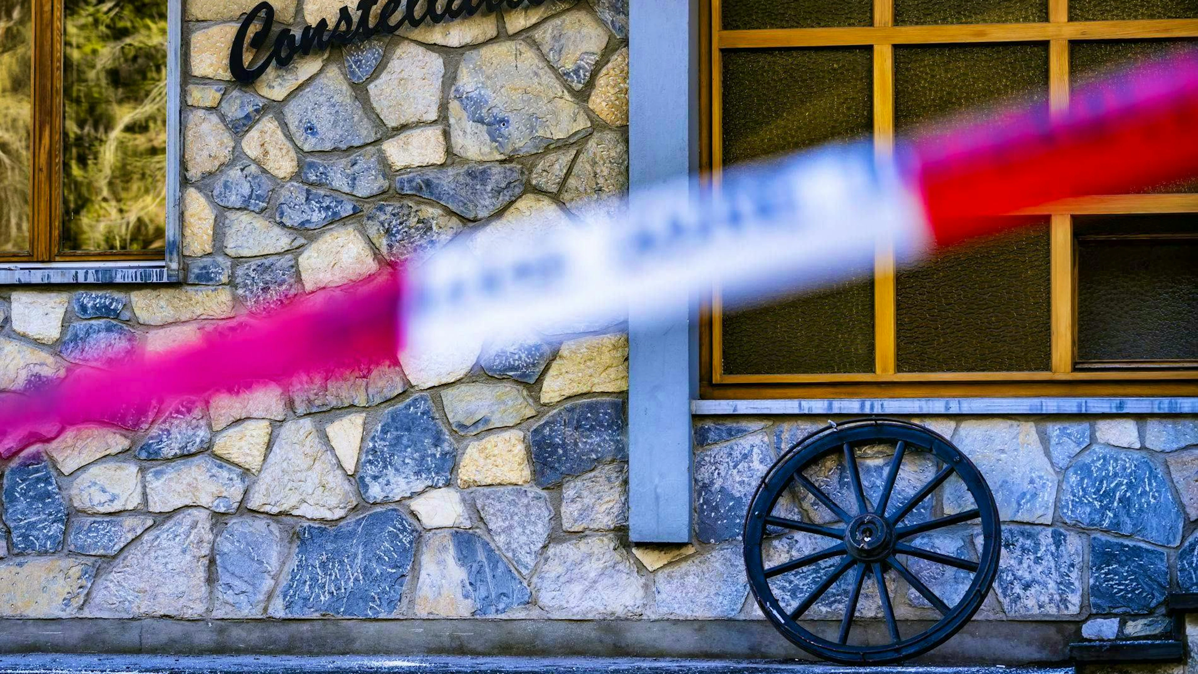 Le vittime dell'incidente avvenuto al bar «Le Constellation» sono, secondo le ultime dichiarazioni ufficiali, almeno 40.