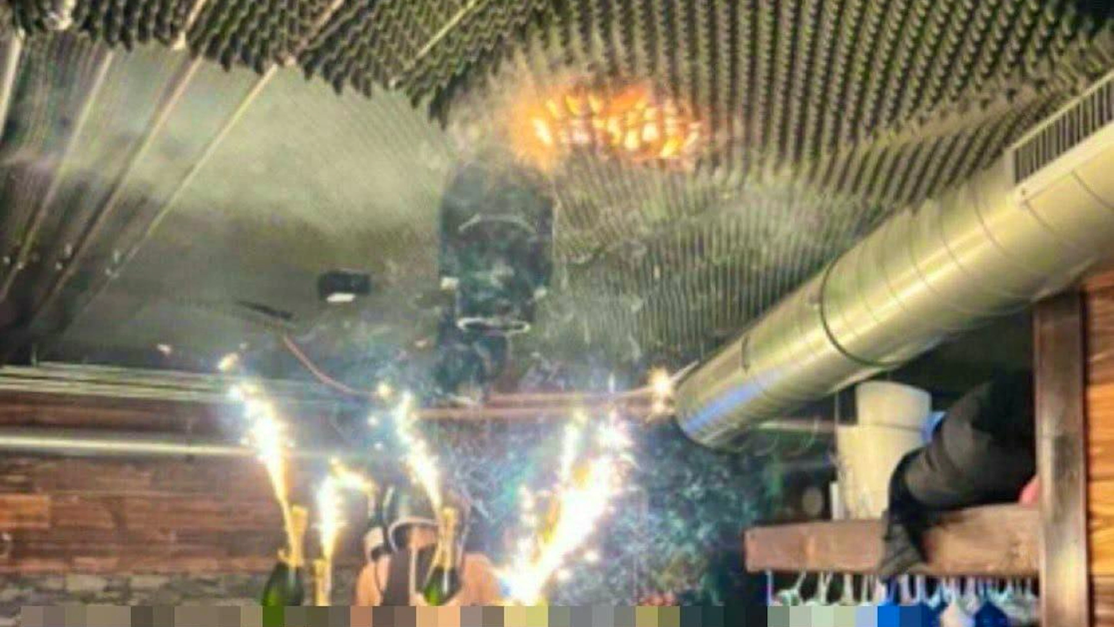 Cette photo prise à l'intérieur du bar semble montrer le début de l'incendie à Crans-Montana.