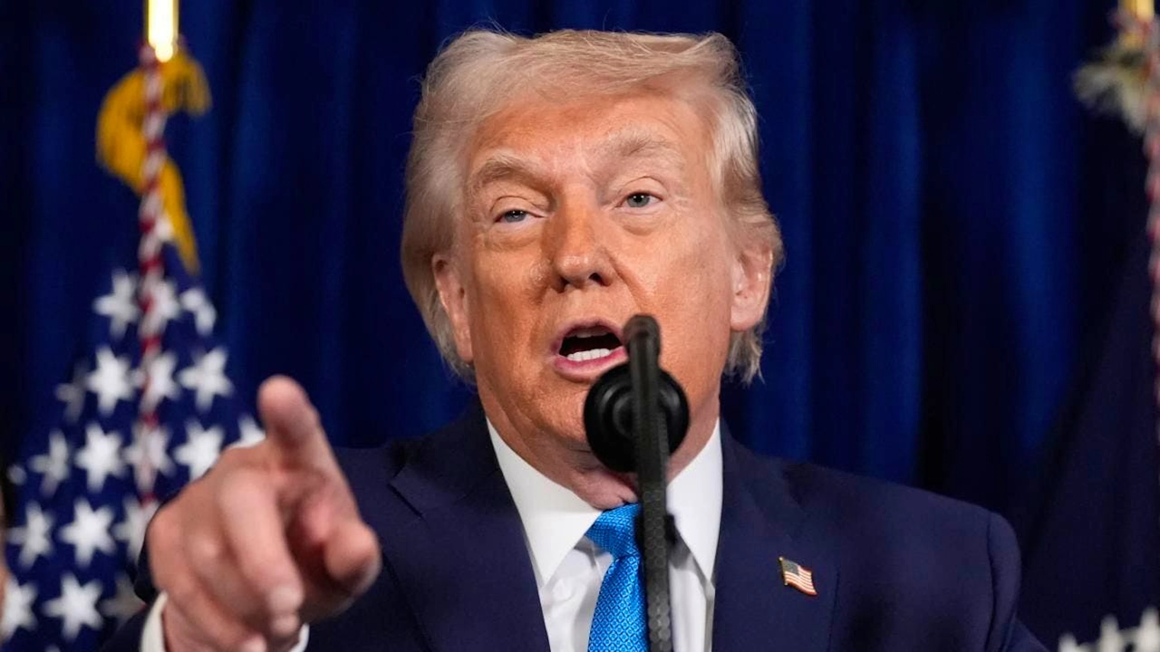 Il presidente degli Stati Uniti Donald Trump durante la conferenza stampa a Mar-a-Lago