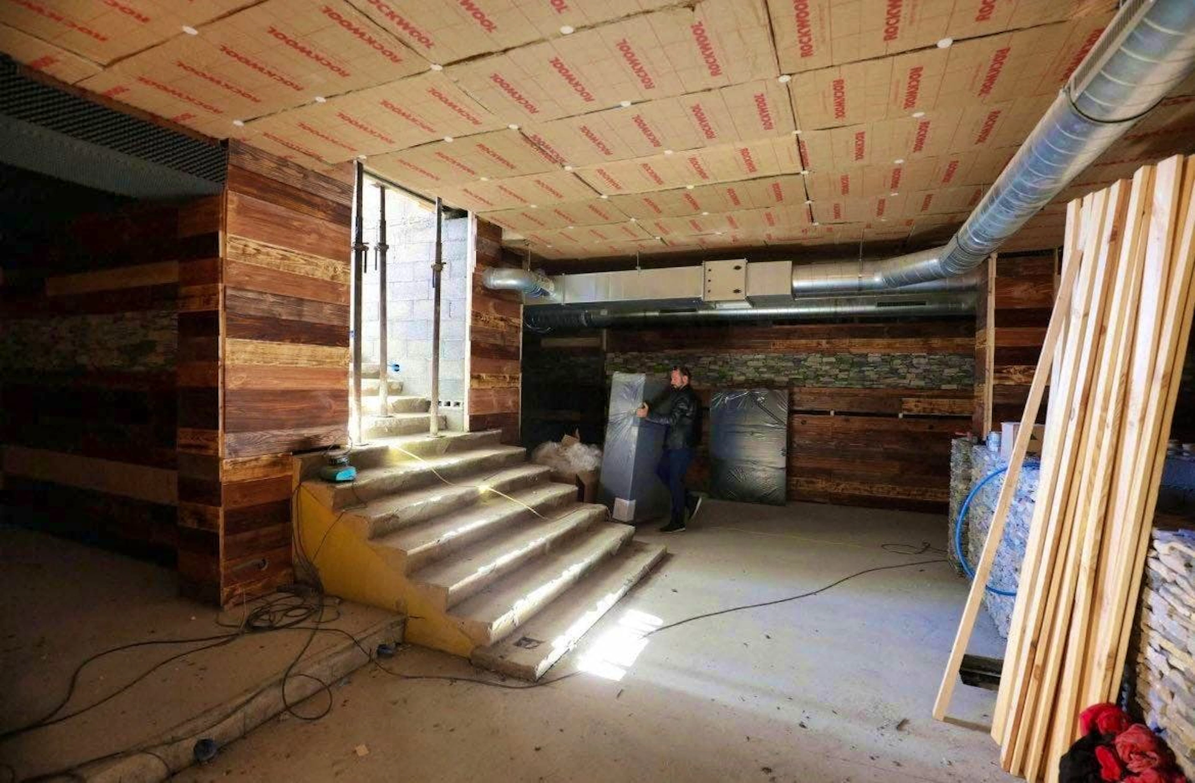 This photo allegedly shows how the staircase was narrowed towards the top. 