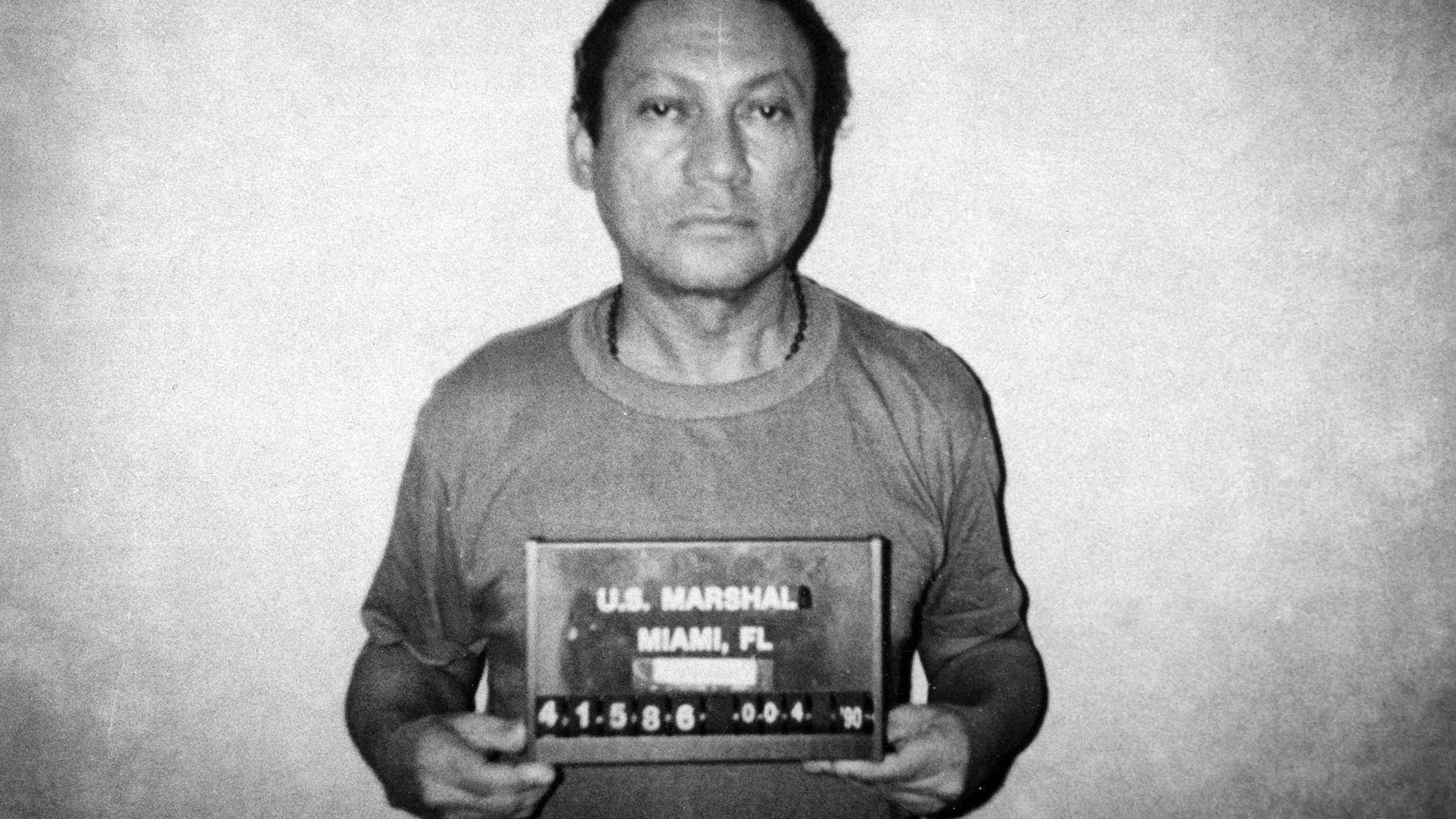 Questa foto fornita dal Dipartimento di Giustizia mostra il leader panamense destituito Manuel Antonio Noriega alla base aerea di Homestead, a sud di Miami, in Florida, al suo arrivo negli Stati Uniti per essere processato per traffico di droga, il 4 gennaio 1990.