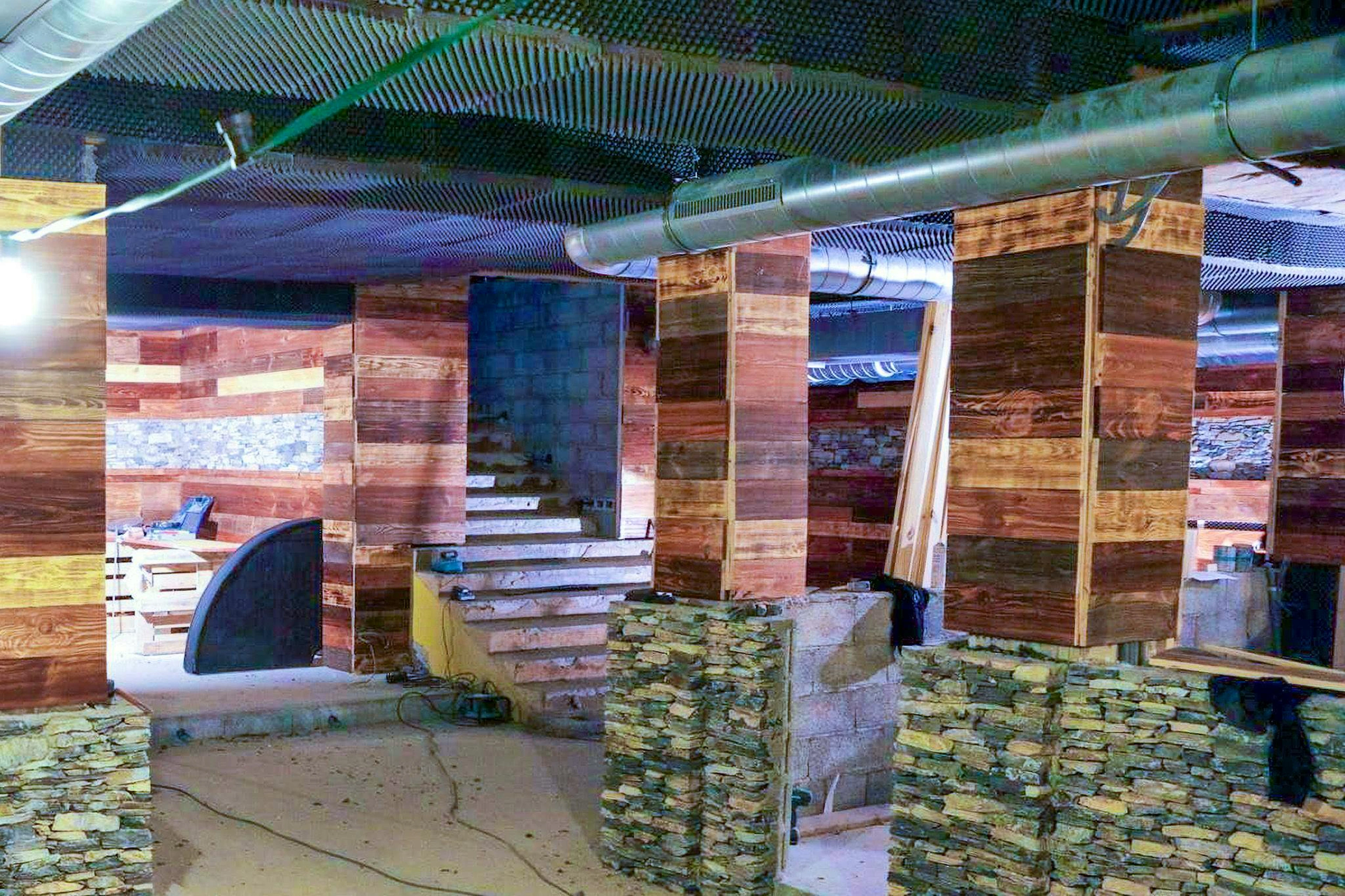 I pannelli acustici sono stati installati sul soffitto del club dieci anni fa. Il rivestimento del soffitto si estendeva fino alla via di fuga. L'immagine è stata successivamente schiarita per renderla più facilmente riconoscibile.