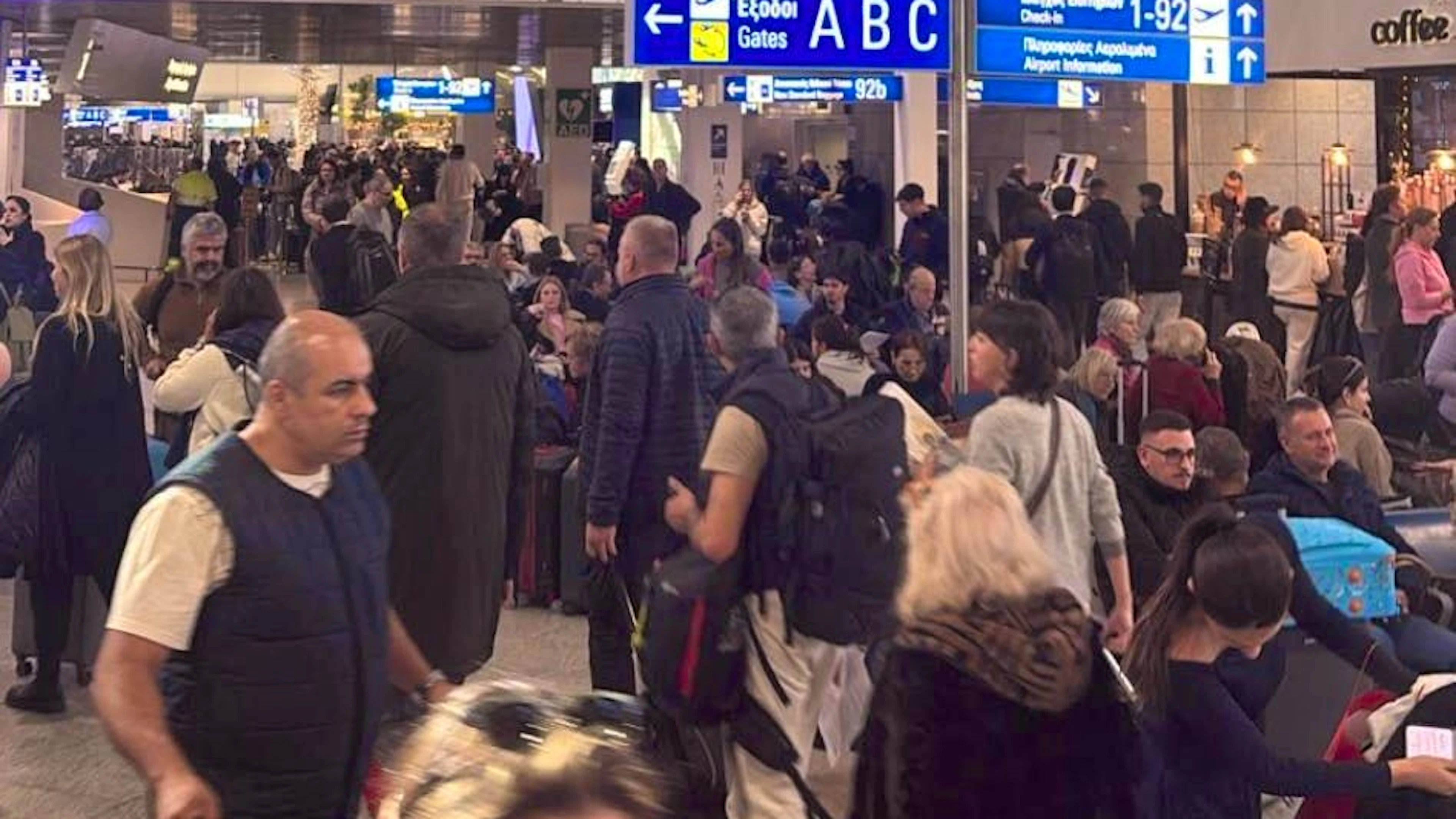 Πλήθος κόσμου περιμένει στο αεροδρόμιο της Αθήνας για περισσότερες πληροφορίες.