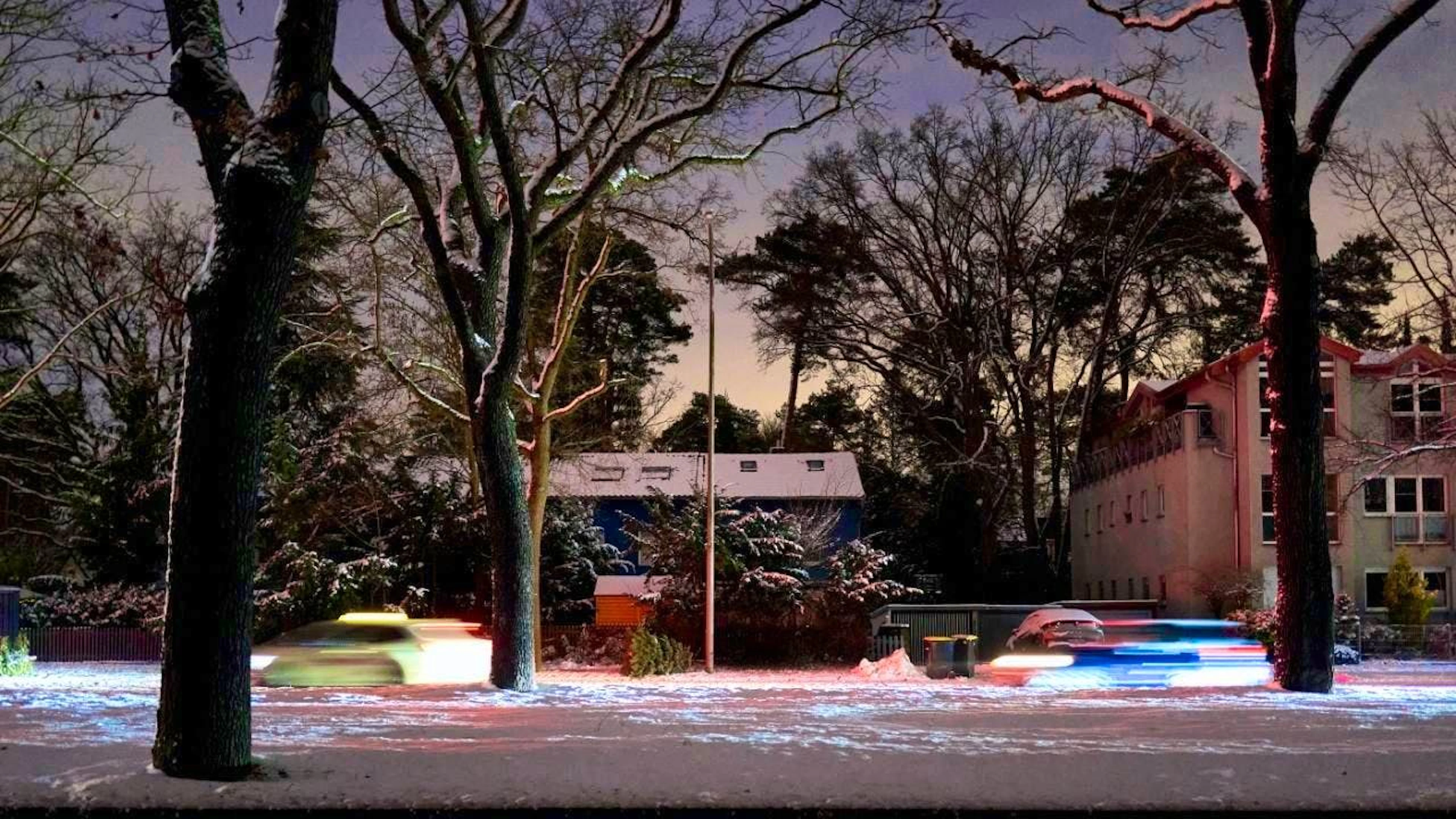 Only the headlights of the vehicles shine in Potsdamer Chaussee, which is completely unlit due to the power outage in southwest Berlin without street lighting and electricity in the houses. Photo: Michael Ukas/dpa