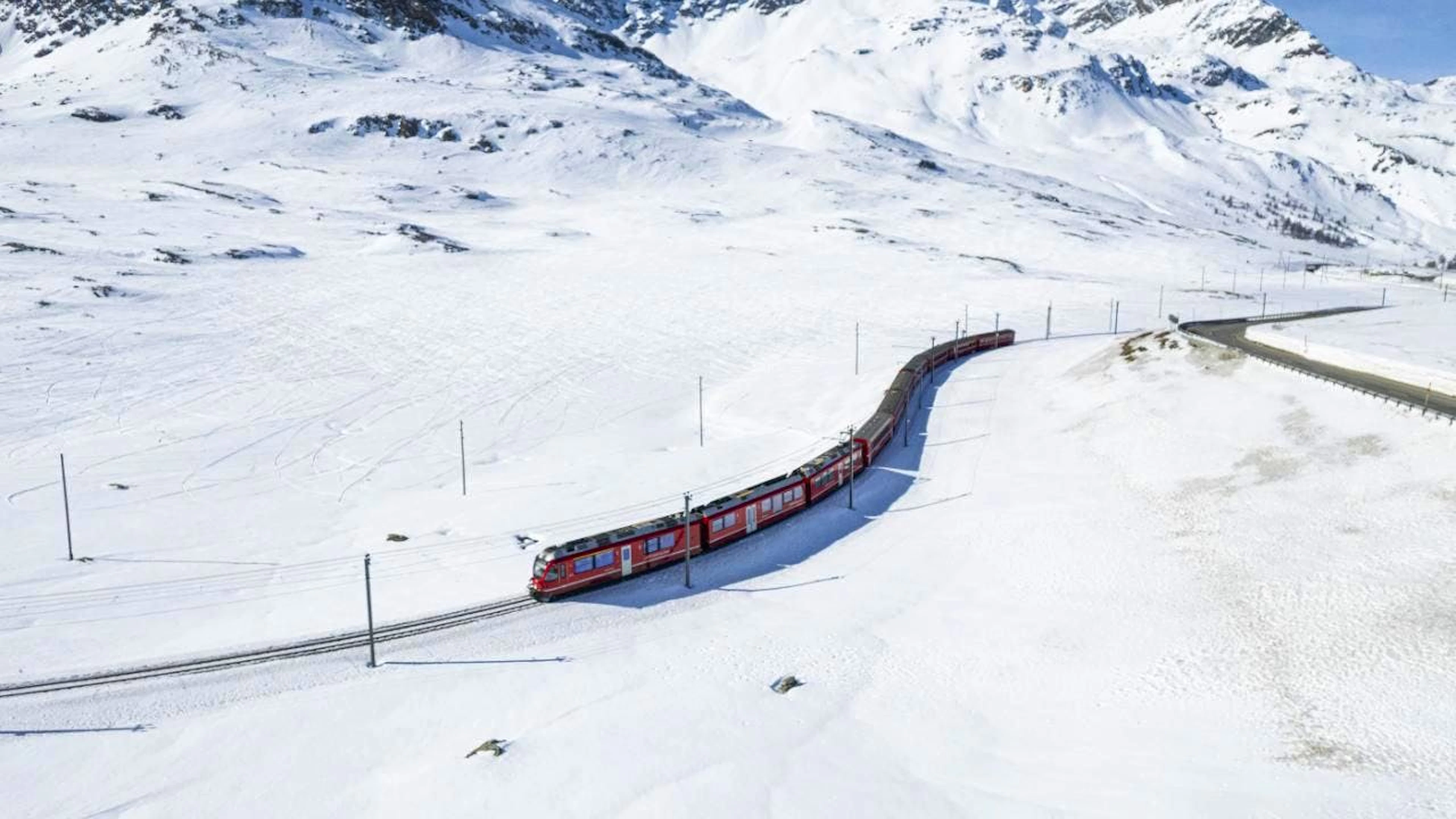 Durante le festività natalizie la Ferrovia retica ha messo a disposizione 1'300 posti a sedere in più al giorno sulla linea del Bernina fra St. Moritz e Tirano. In questo modo l'azienda ha cercato di far fronte al grande afflusso di turisti. (immagine simbolica)