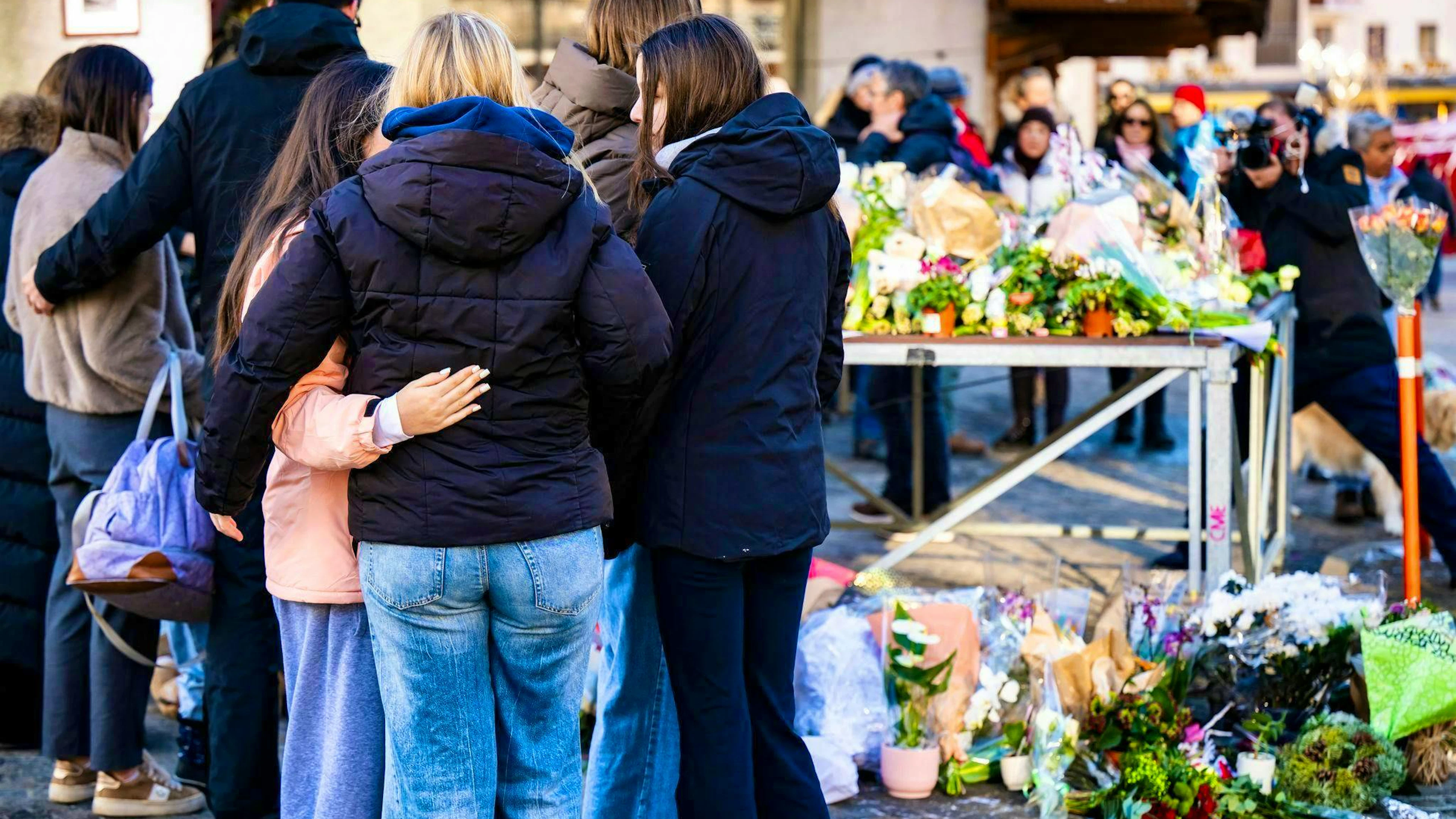 People gather in Crans-Montana to remember the victims of the fire disaster. On Friday, Switzerland will hold a nationwide minute's silence at the same time as the memorial service.