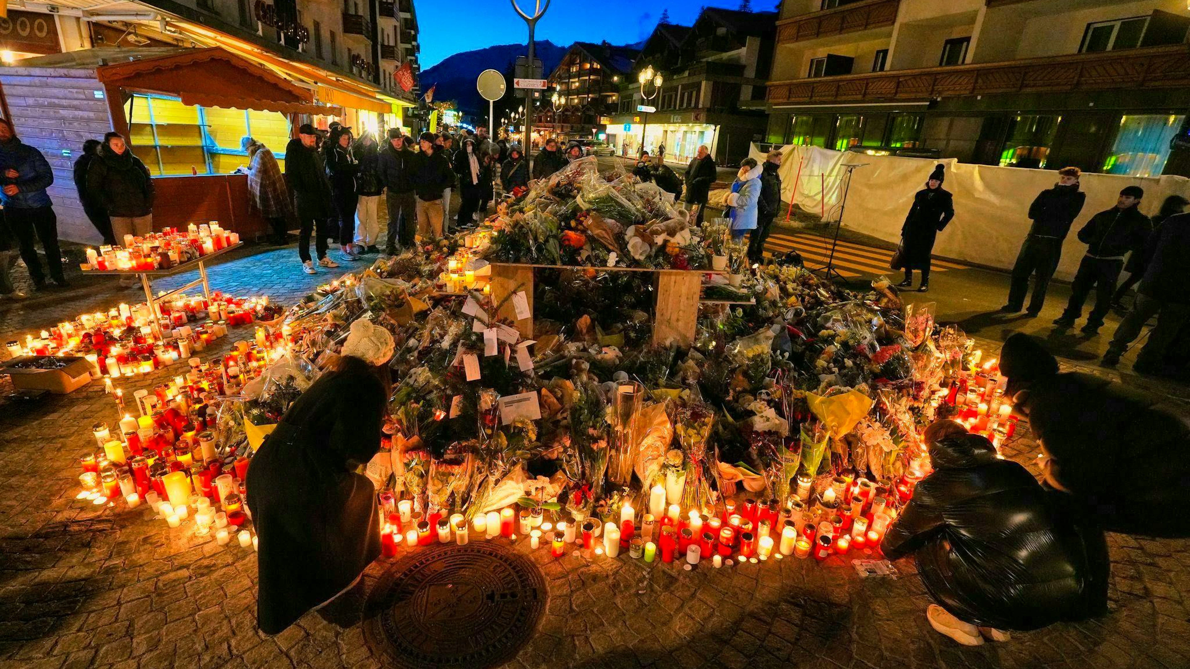 Collective remembrance: people gather in Crans-Montana to express their grief for the victims of the fire disaster.