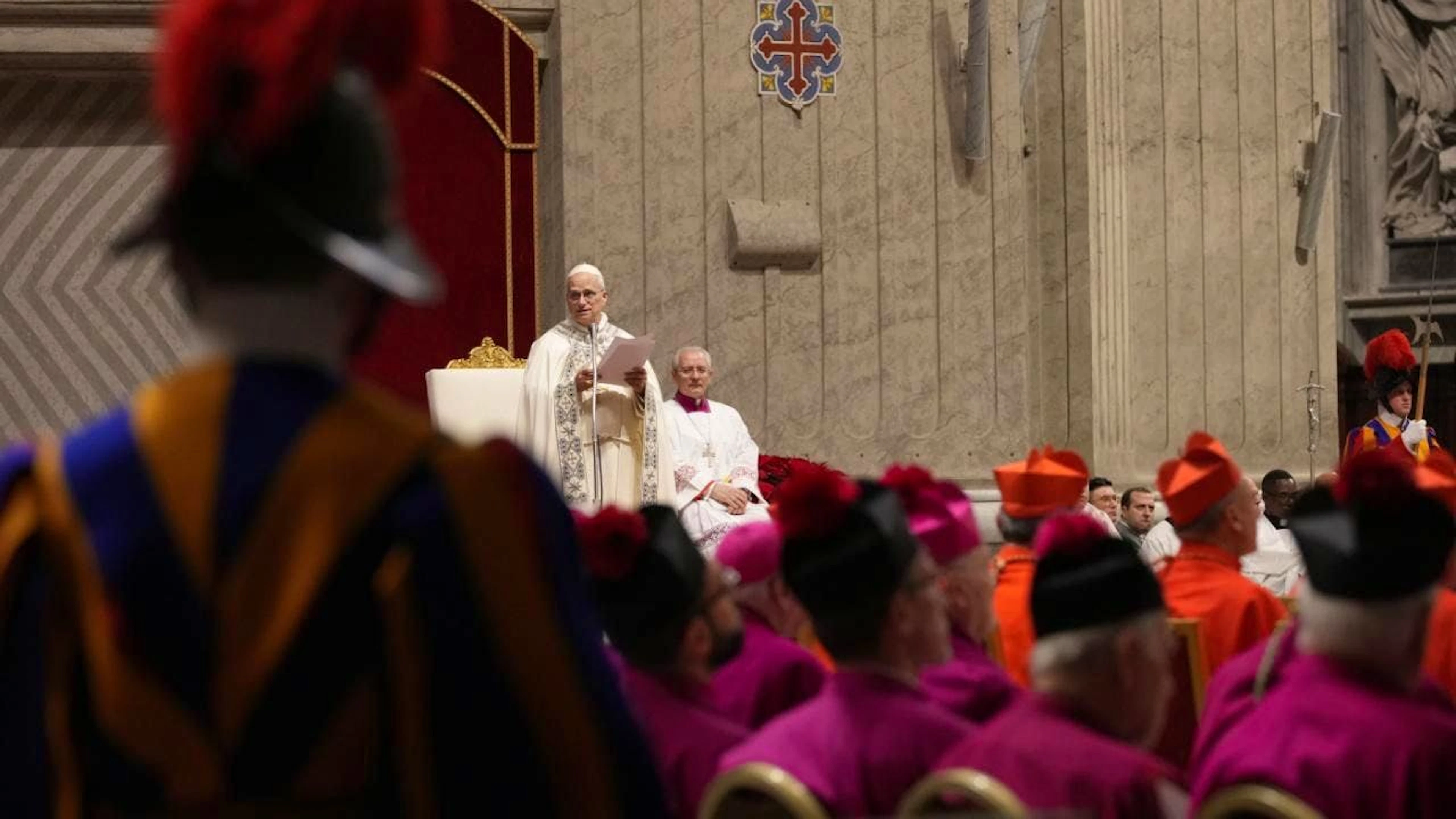 Tra poche ore il Papa si riunirà con i cardinali convocati da tutto il mondo per il Concistoro straordinario che disegnerà il futuro della Chiesa con il contributo collegiale (foto d'archivio)