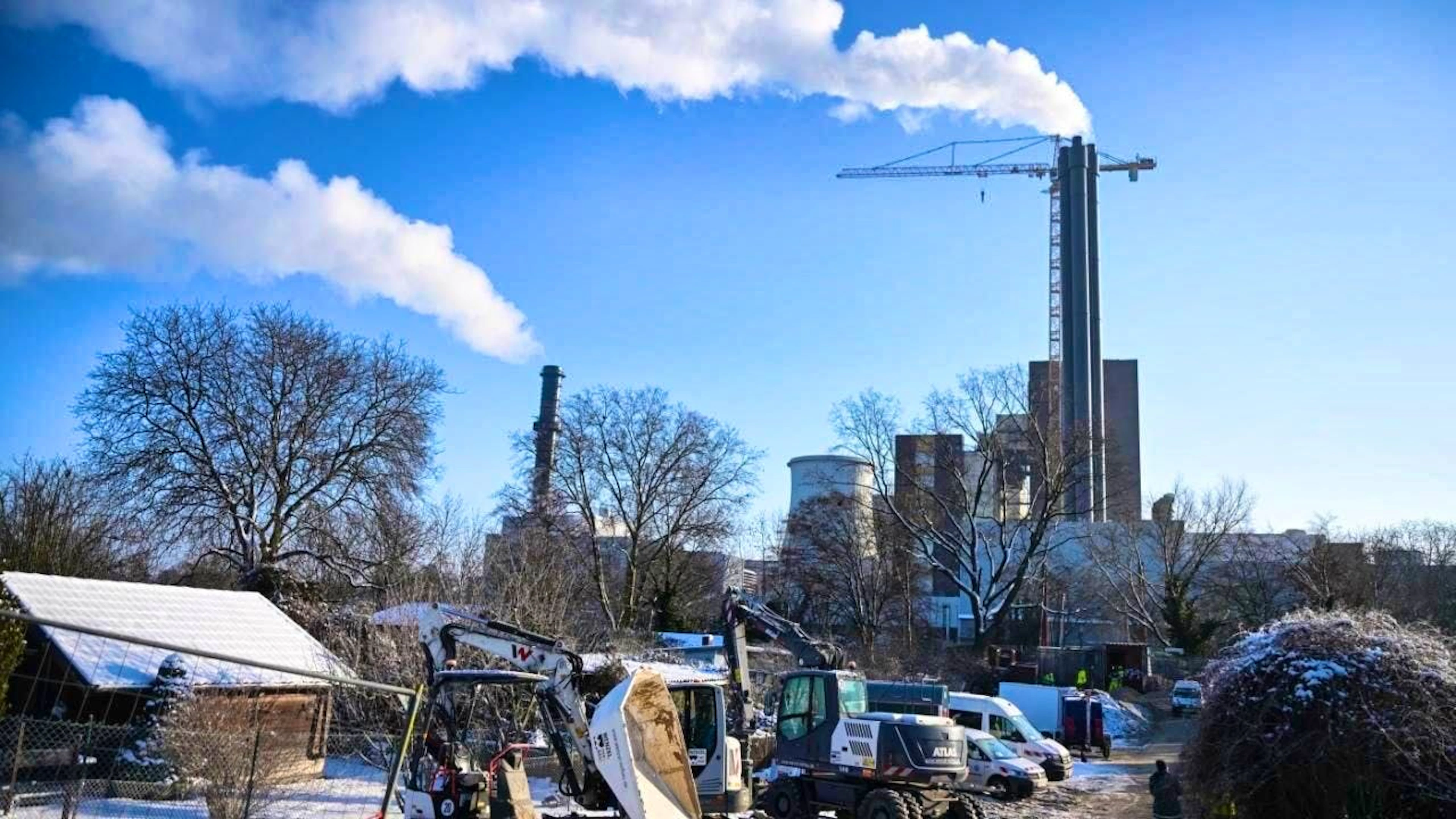 View of the Lichterfelde combined heat and power plant on the Teltow Canal. Four days after the major power outage in south-west Berlin, all affected households should now be supplied with power again. Photo: Britta Pedersen/dpa
