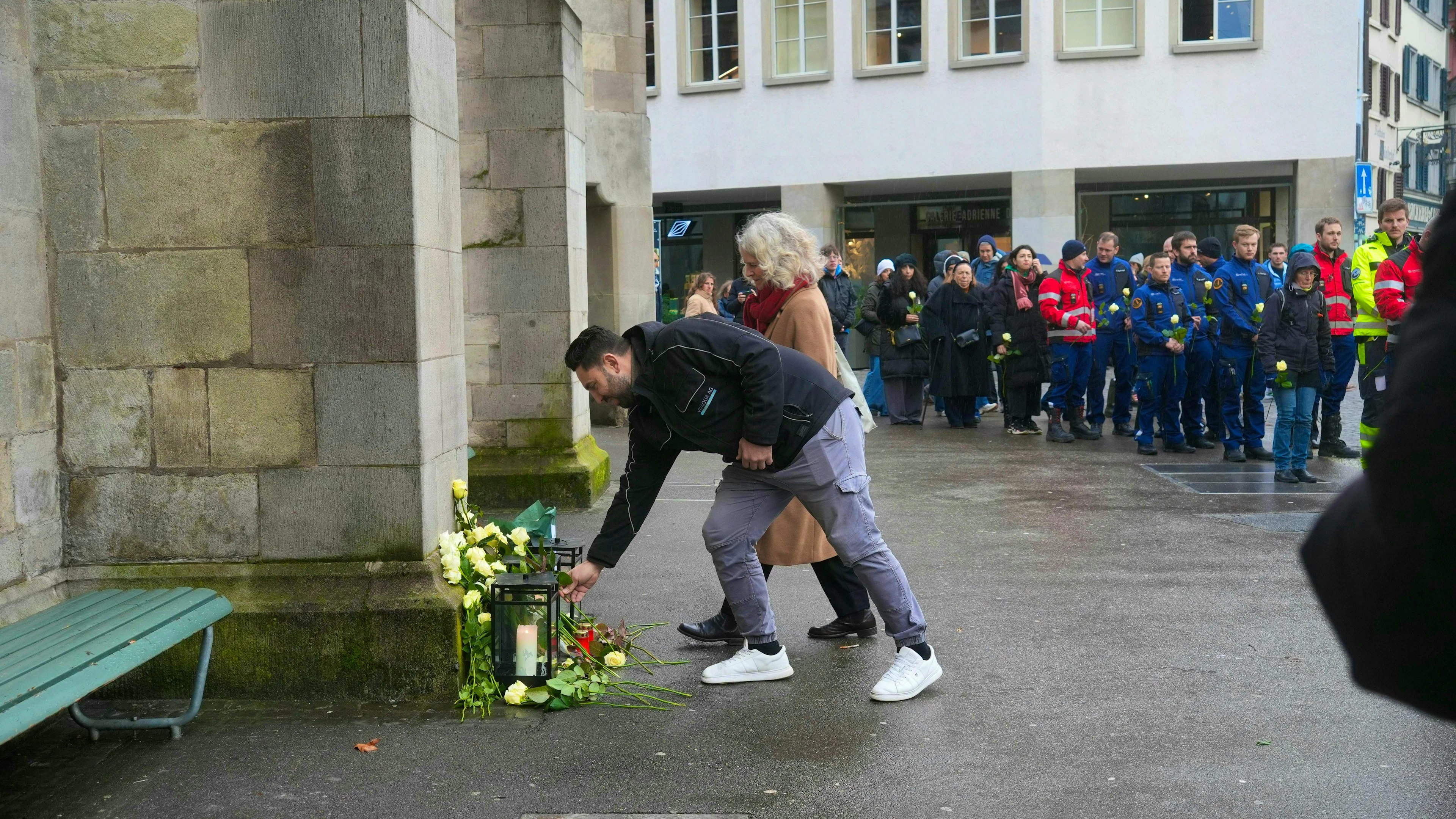 People commemorate the dead of Crans-Montana at the Fraumünster in Zurich. 