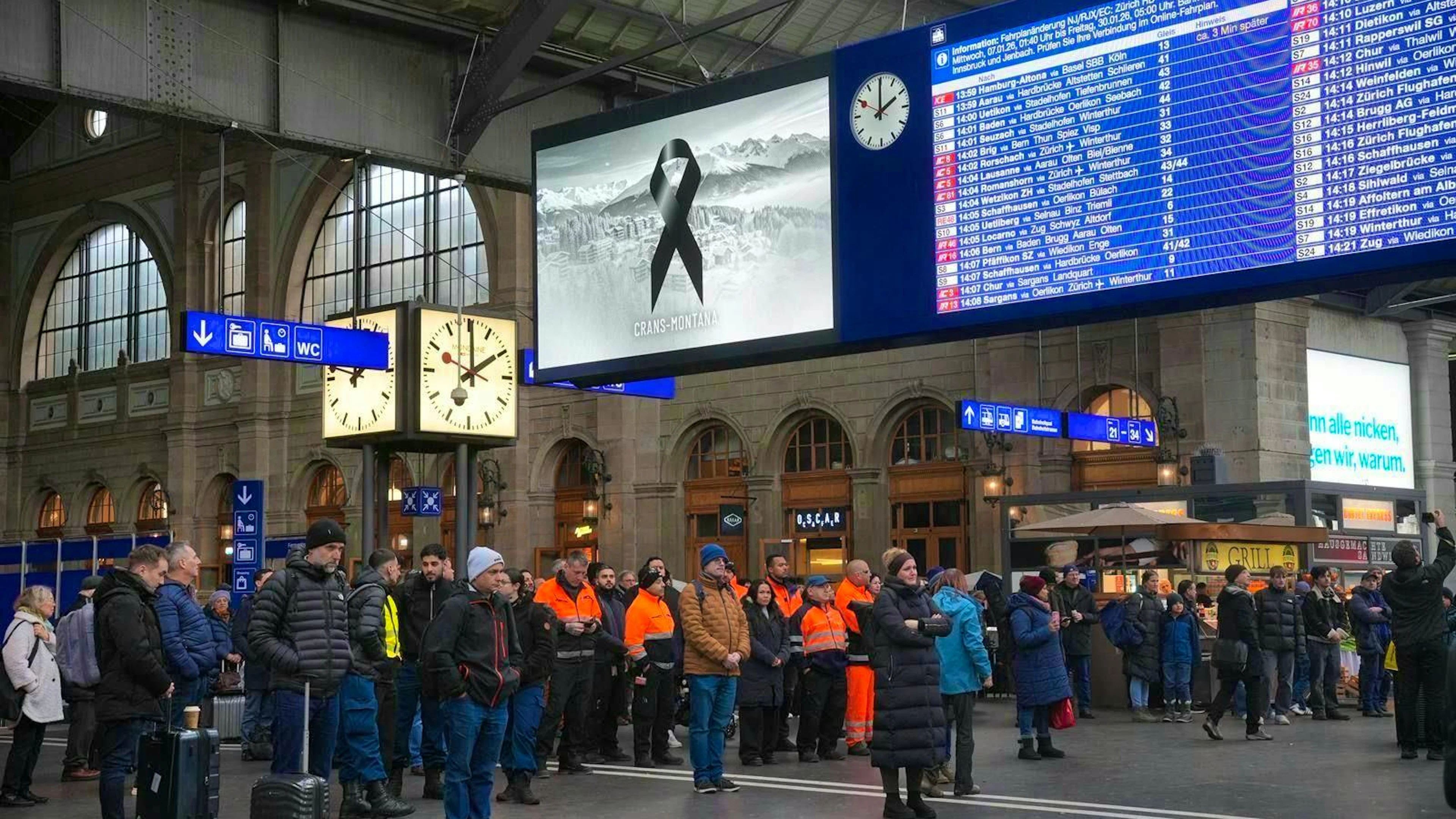 During the minute's silence at 2 p.m., practically the entire station concourse stands still. One of the many impressive moments on this national day of mourning.