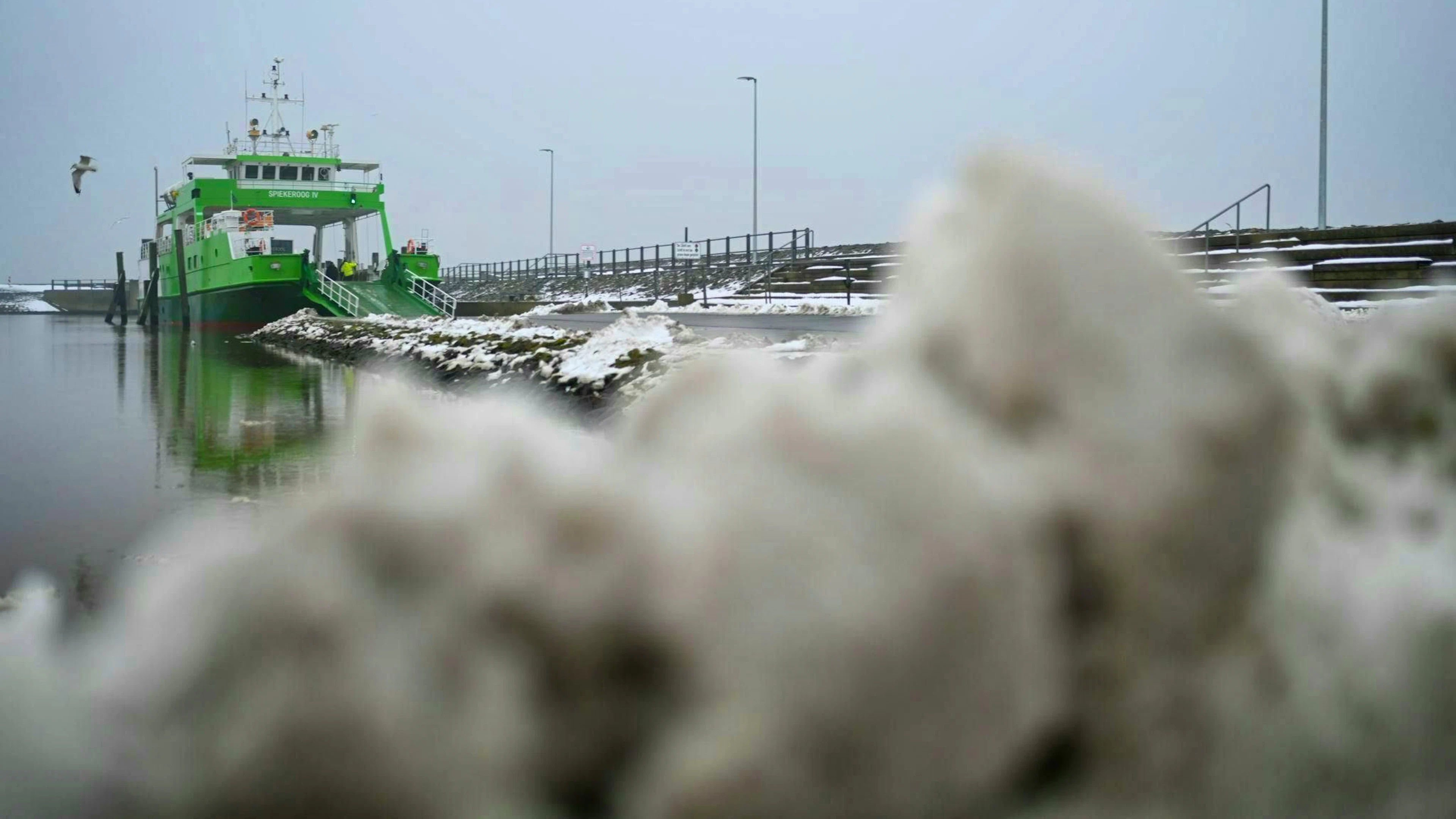 The ferry and cargo ship Spiekeroog IV is in port - many islands will not be served due to the storm.