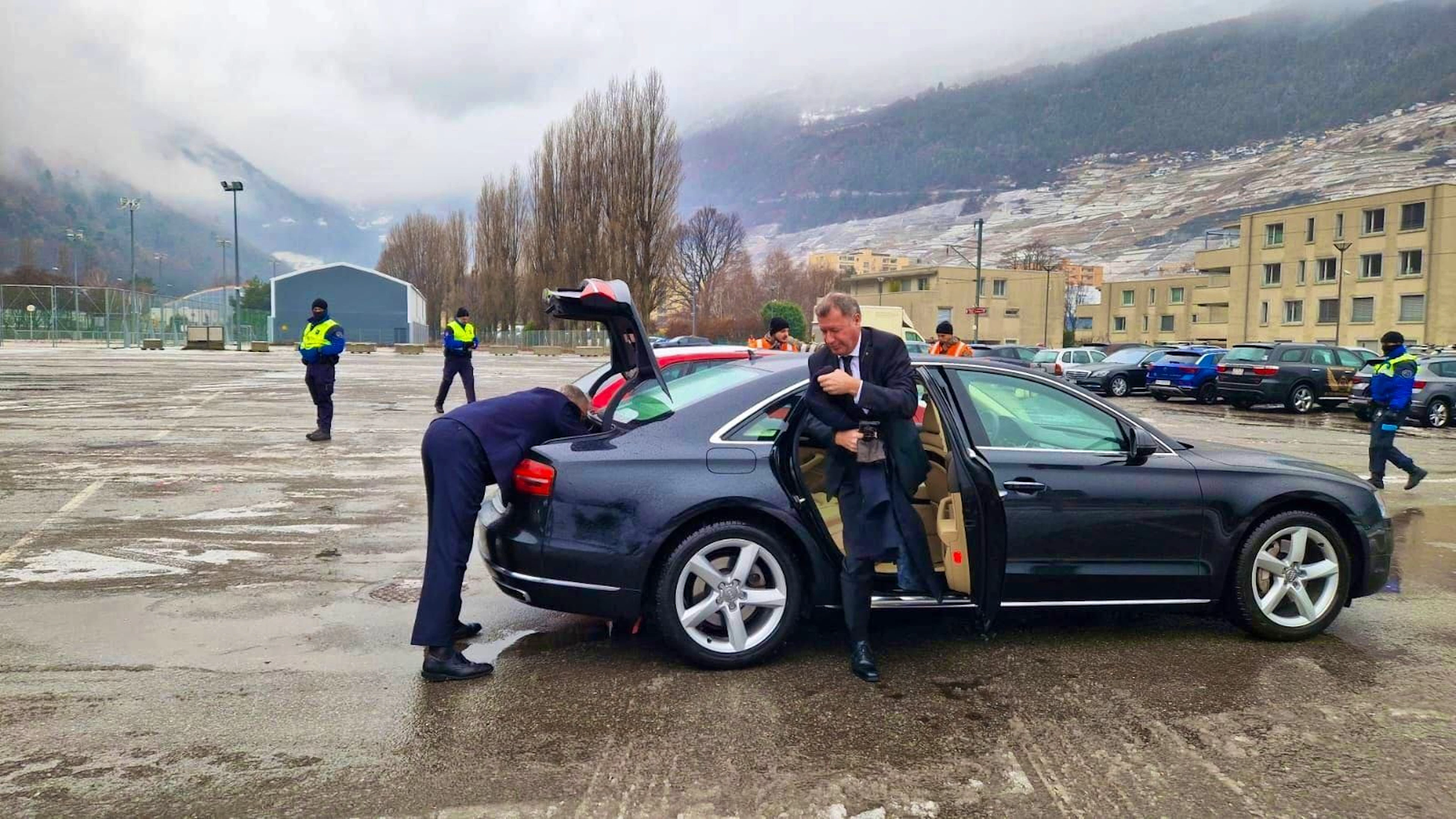 Members of the Nidwalden cantonal government arrive in Martigny. The official act of mourning took place there.