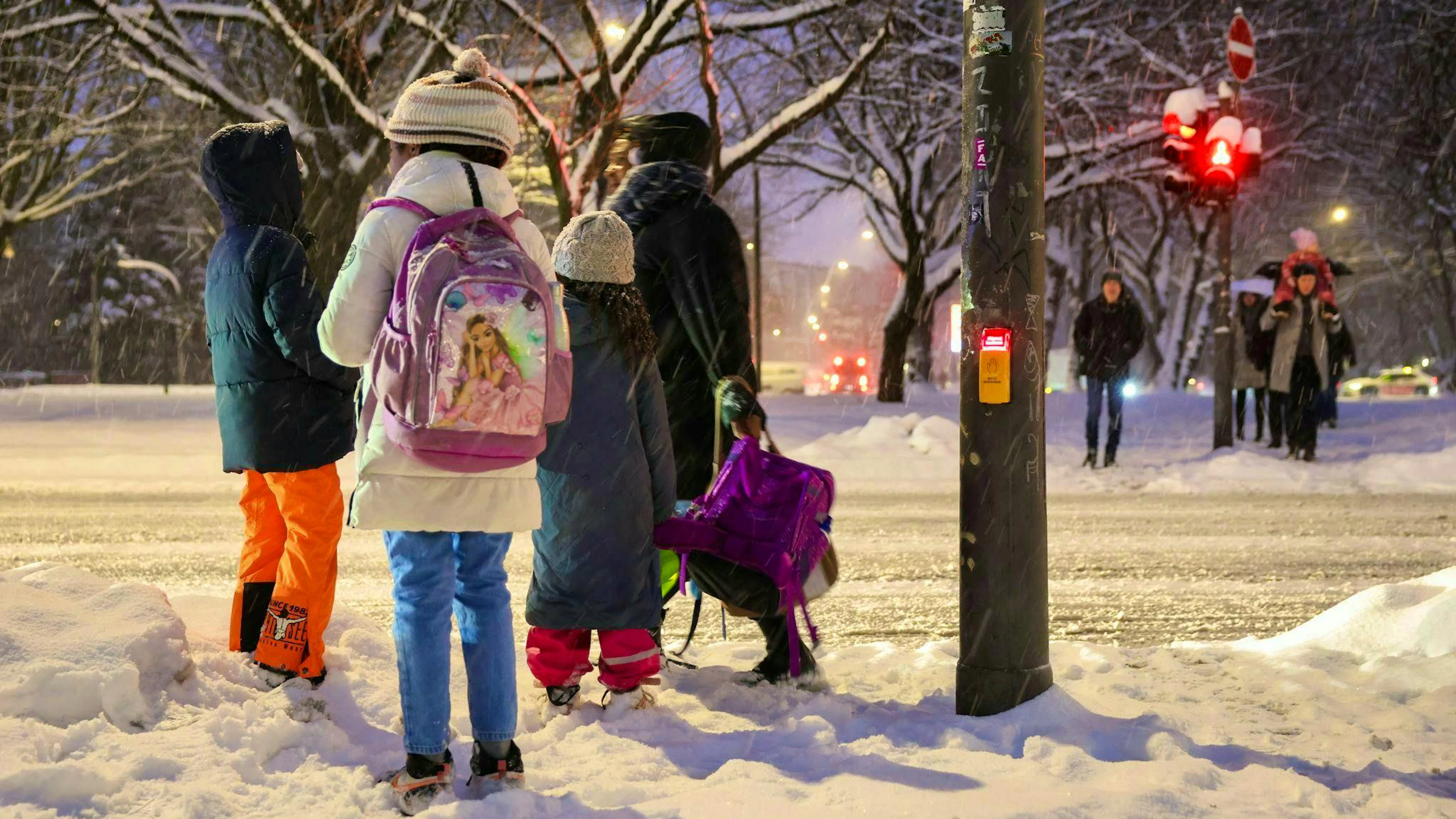 Walking to school is too dangerous in many places today: in some regions, lessons are therefore canceled. 