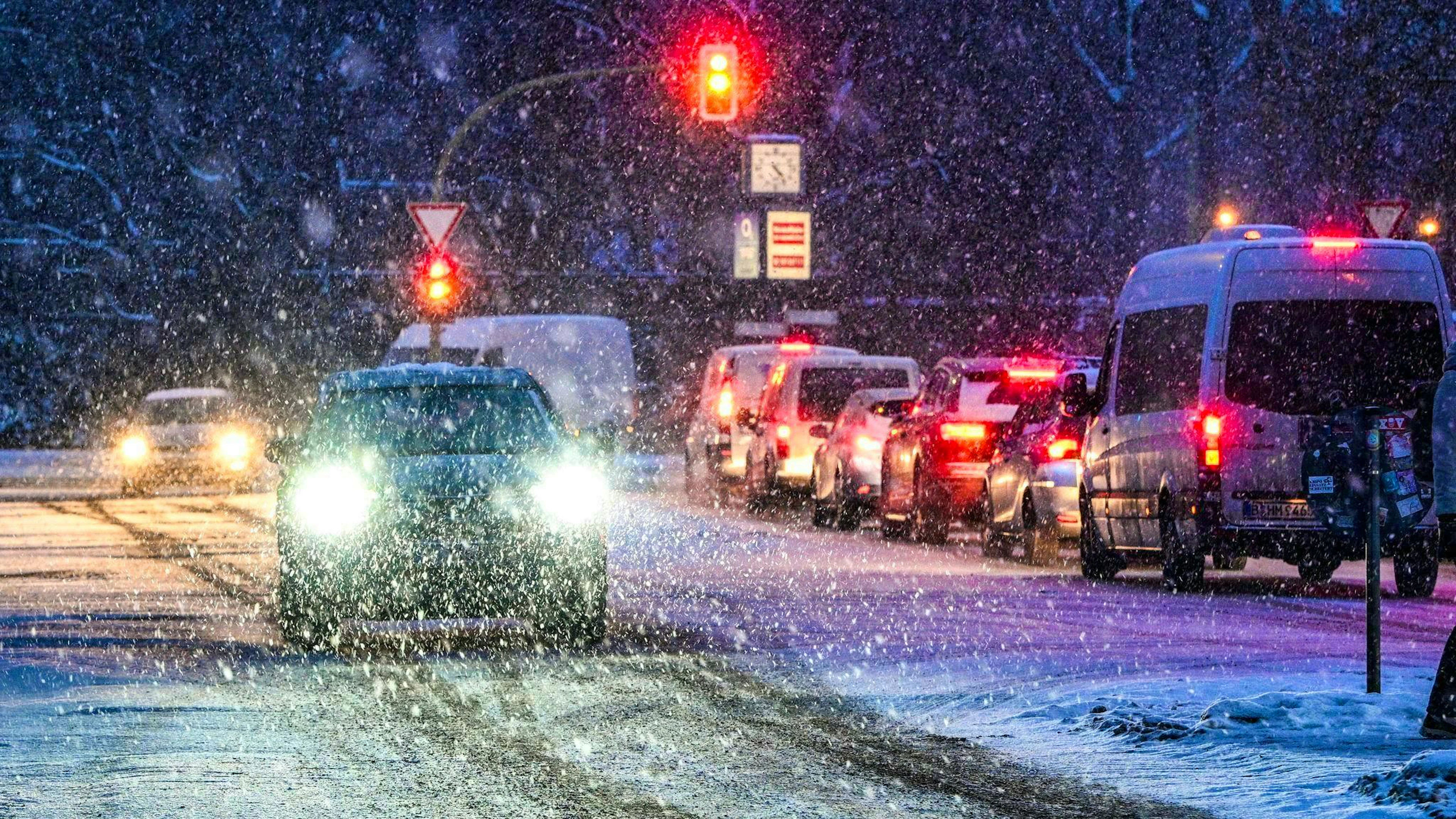 Please drive carefully: The German Weather Service warns of heavy snowfall and snow drifts.