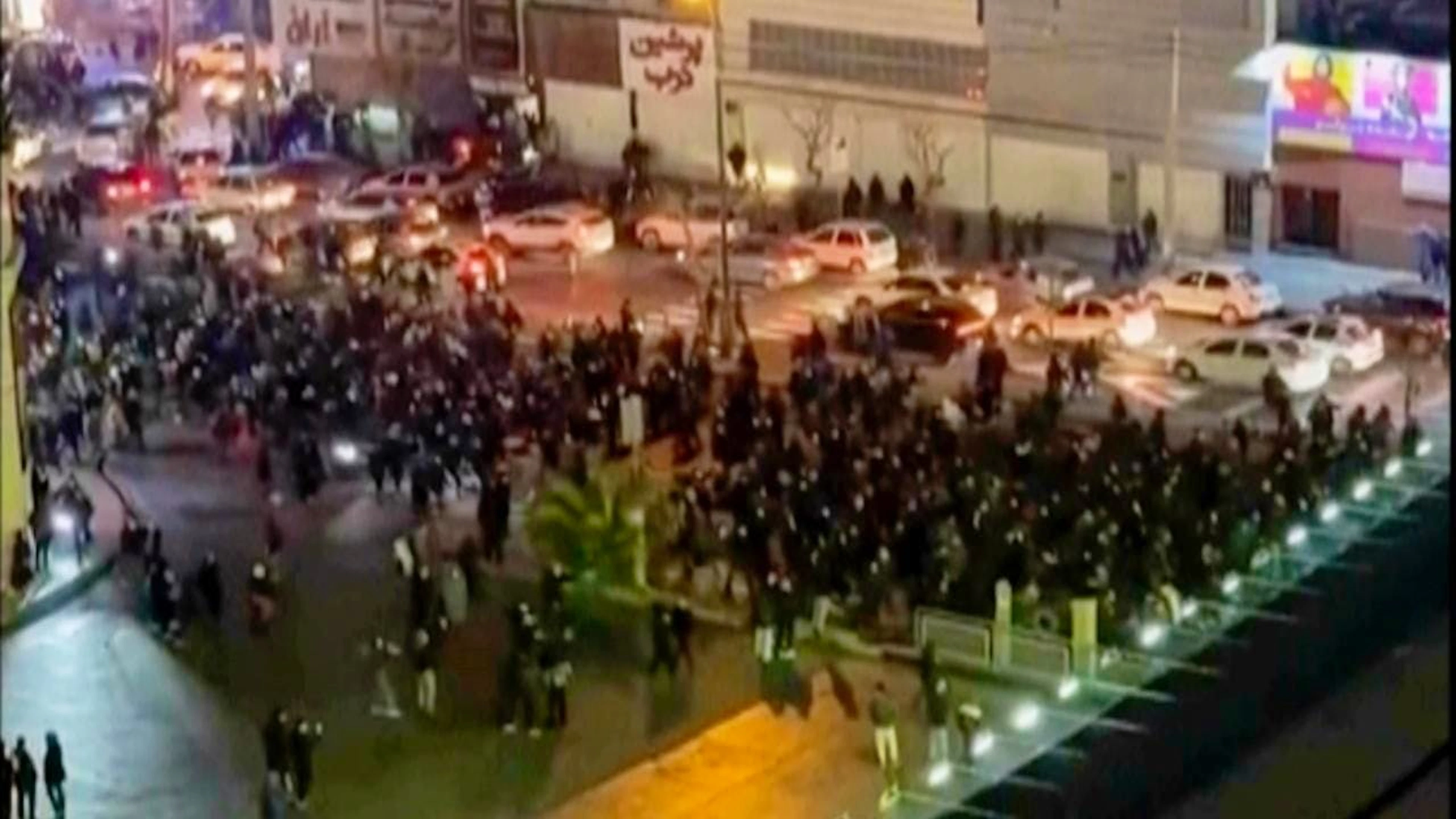 Une vidéo obtenue par l'agence AP montre des personnes bloquant une intersection pendant une manifestation jeudi à Téhéran.