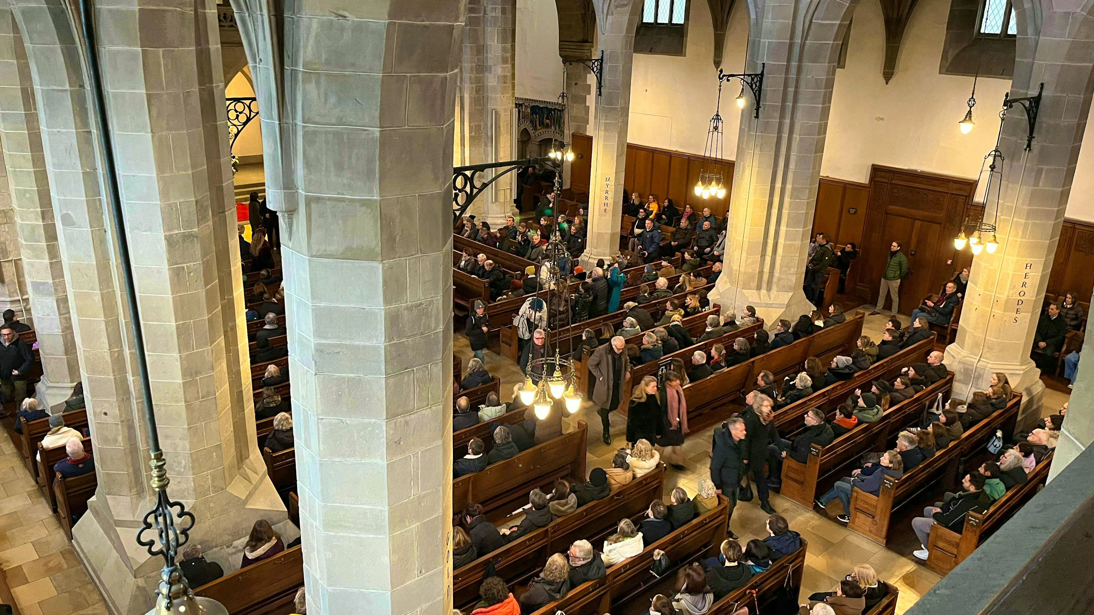 People commemorate the dead of Crans-Montana at the Fraumünster in Zurich. 