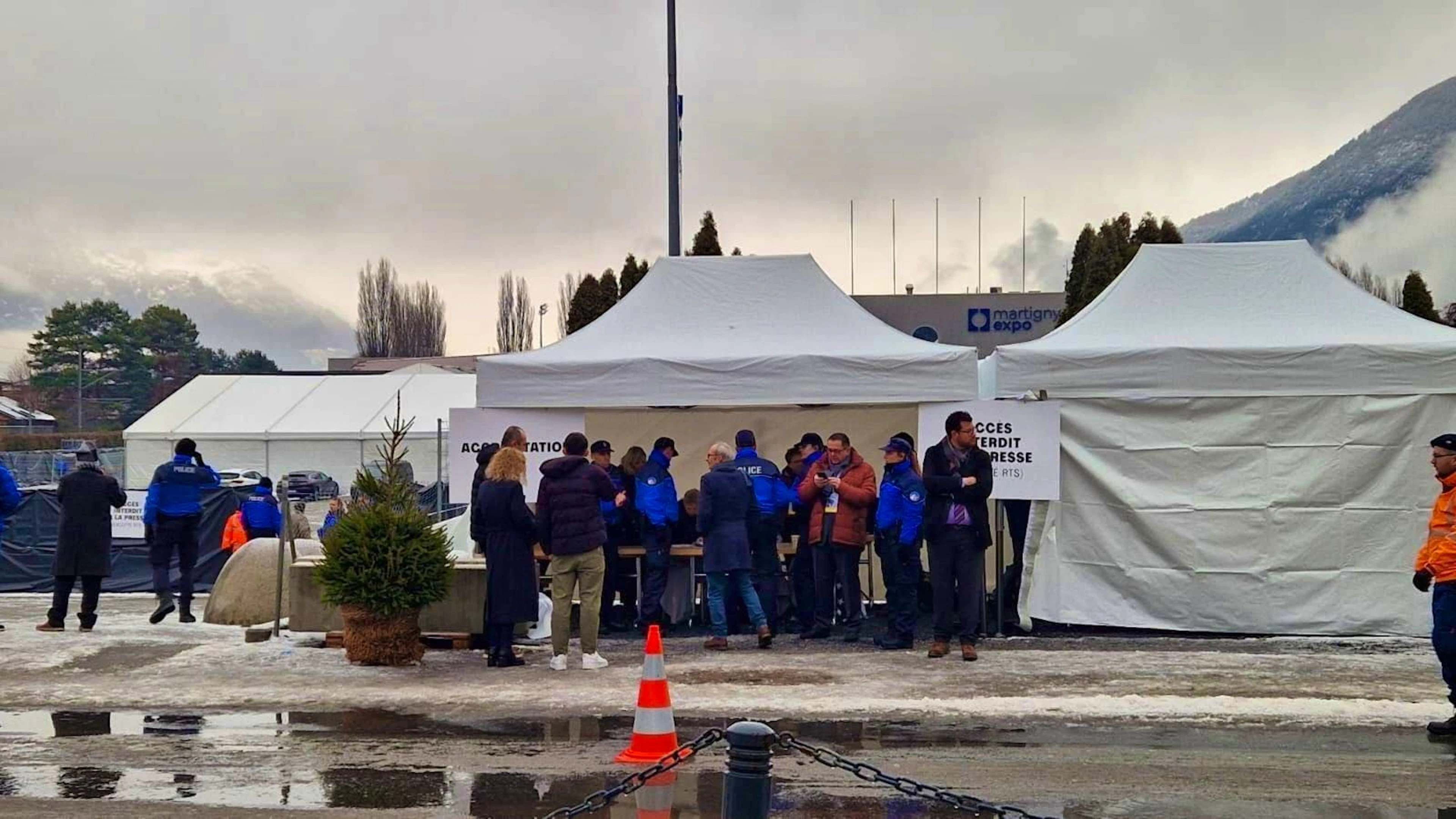 Preparations in Martigny in the morning before the official act of mourning.
