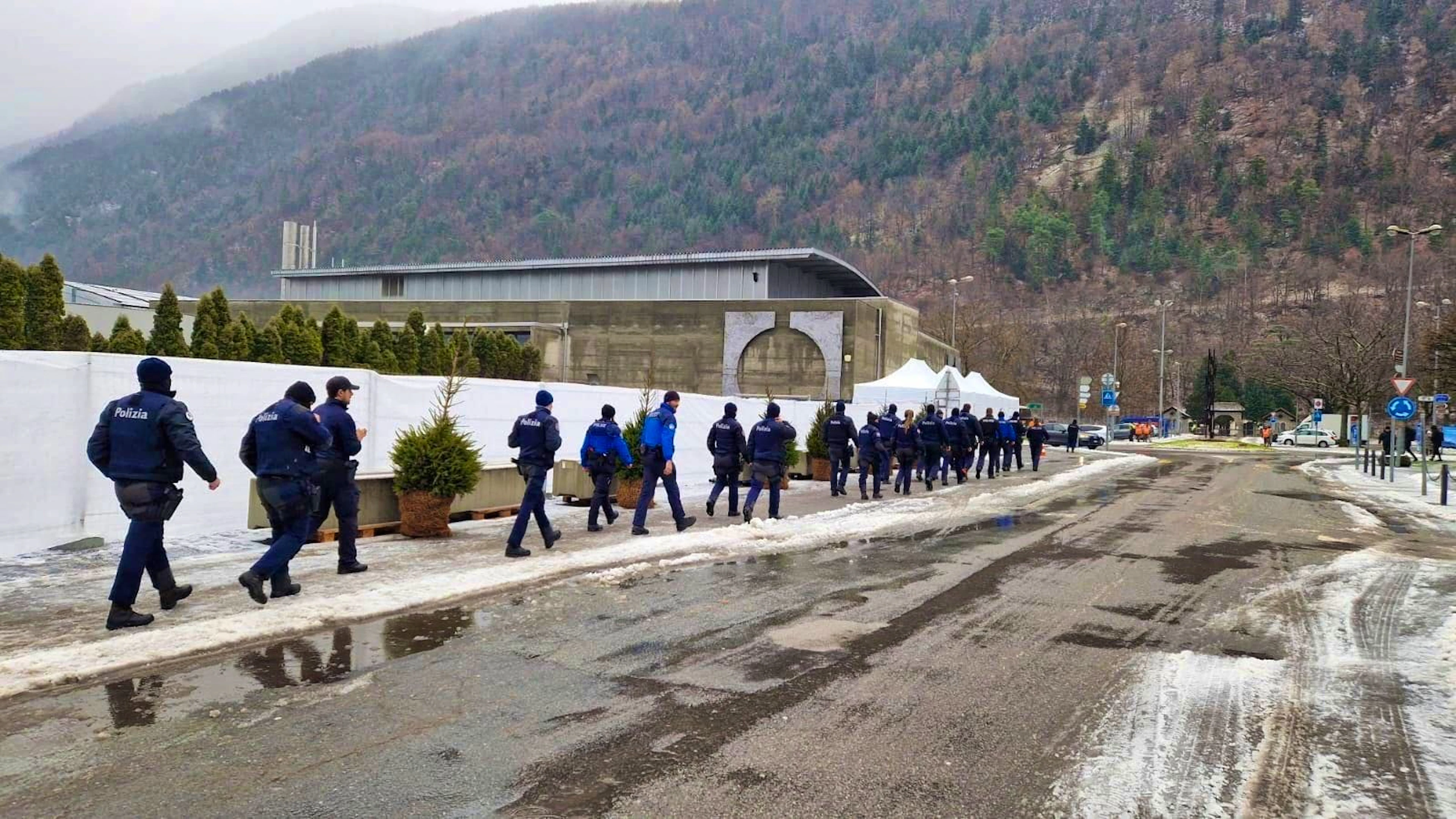 Many security forces secure the site in Martigny.
