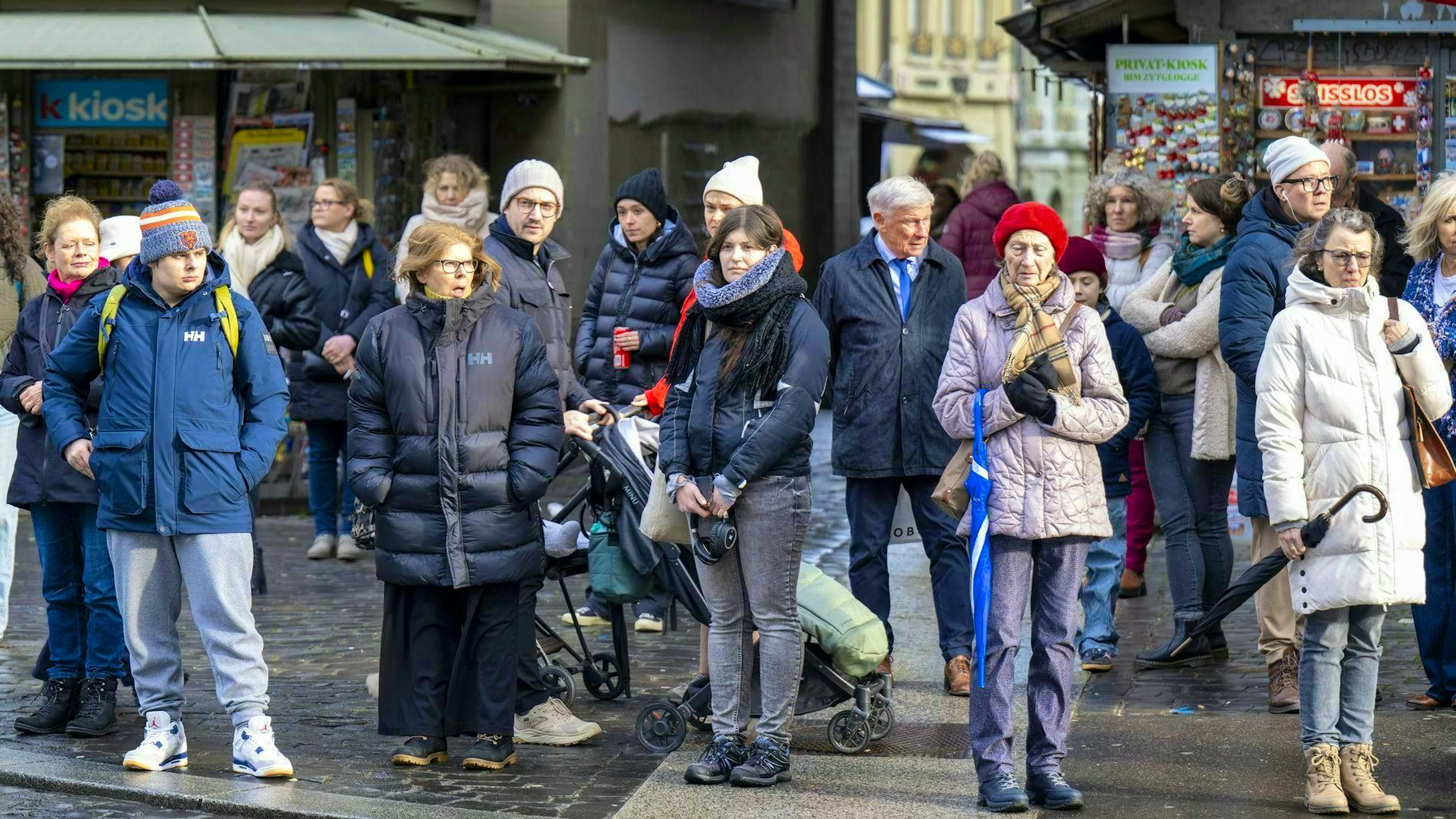 In Bern, passers-by stand still on the streets for a minute's silence.