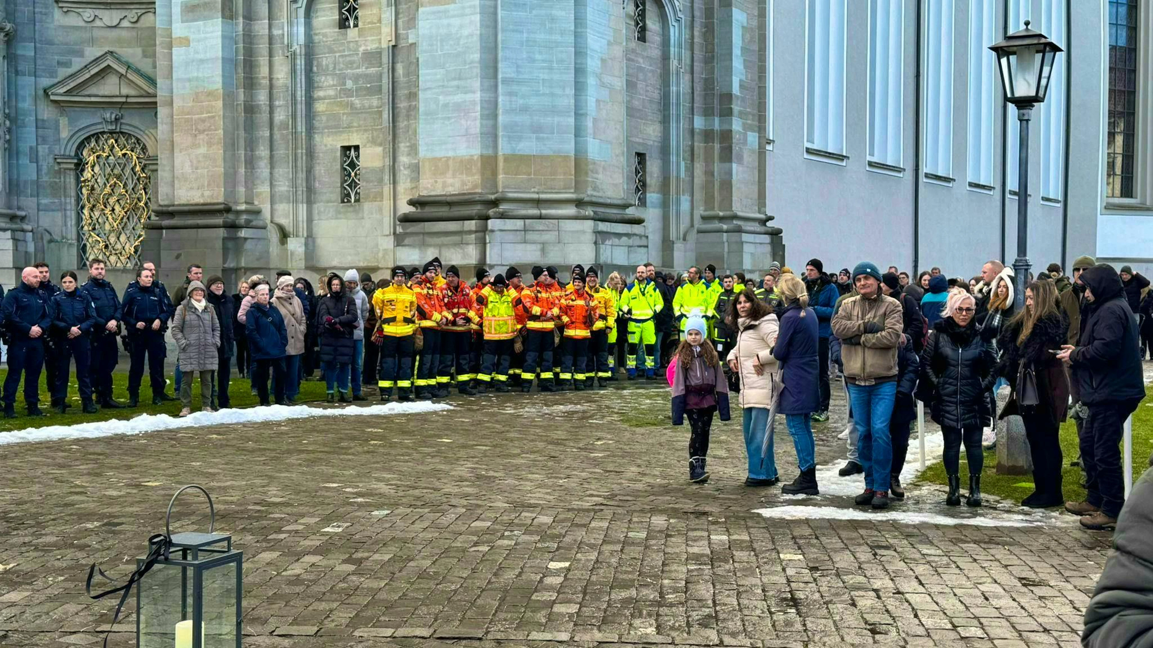 A minute's silence in front of the cathedral in St. Gallen. The fire department also stands still.