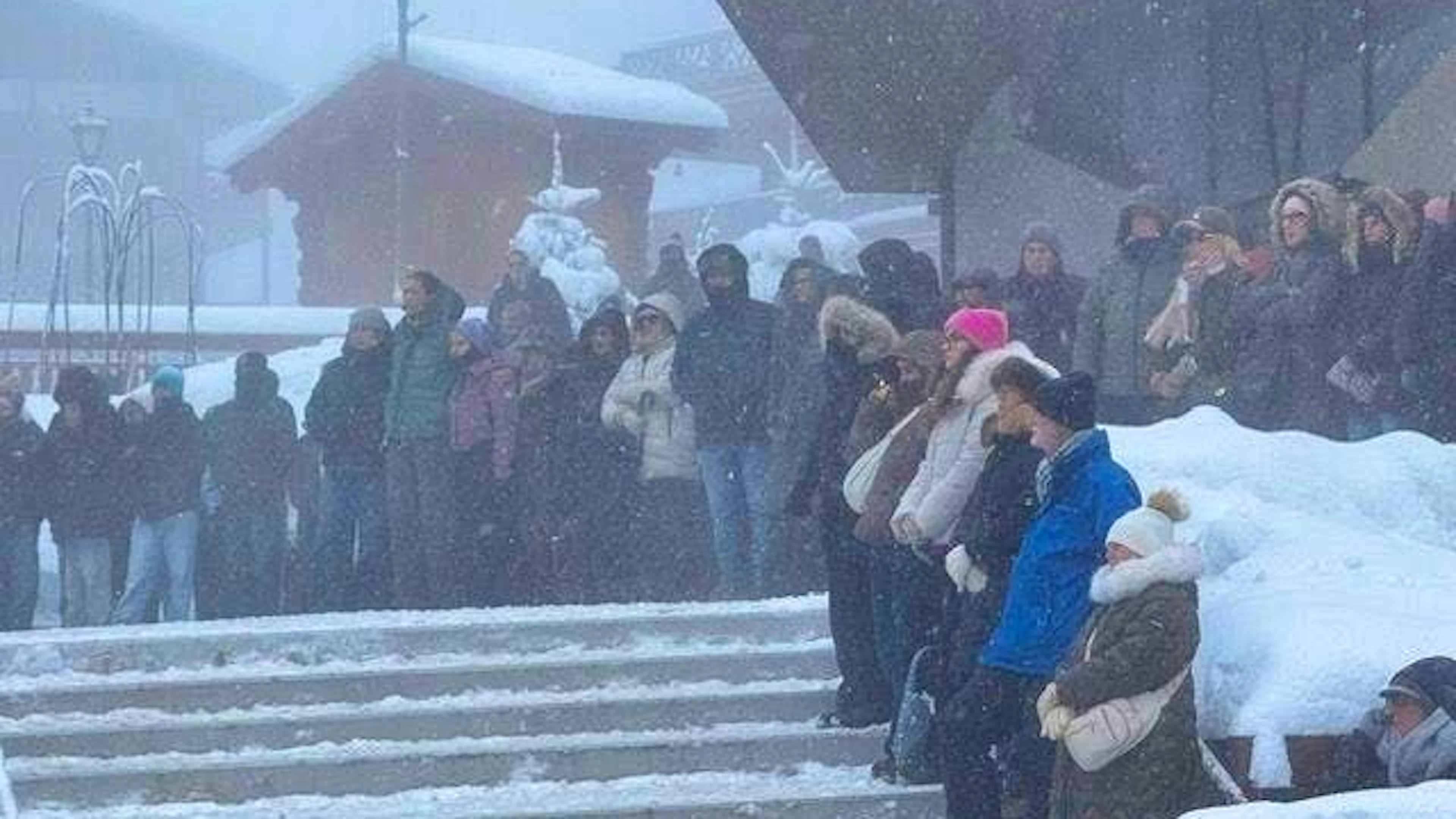 Many guests came to the memorial service in Crans-Montana despite heavy snowfall.