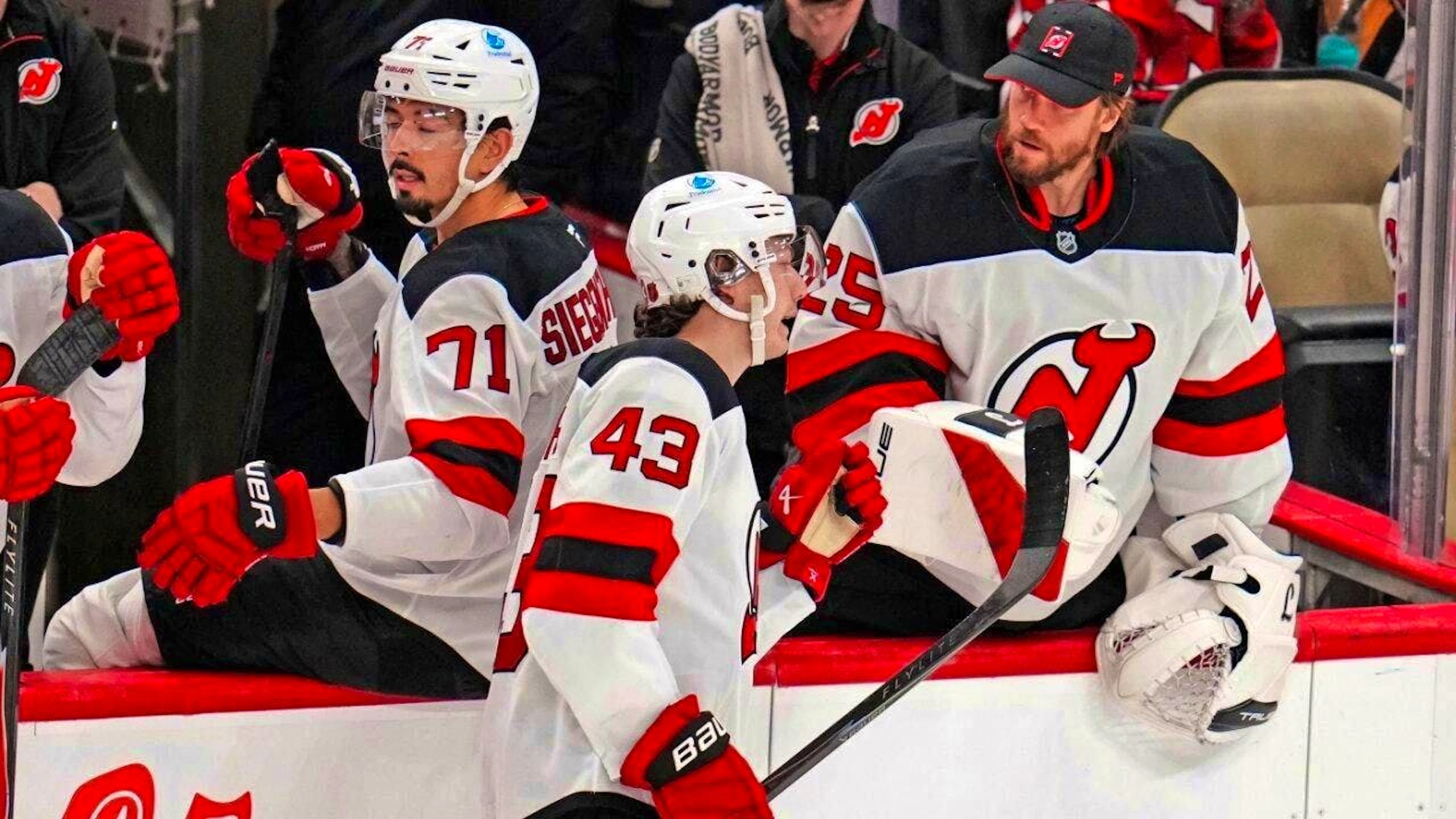 The form curve of the New Jersey Devils, here with Jonas Siegenthaler (left), is pointing sharply downwards