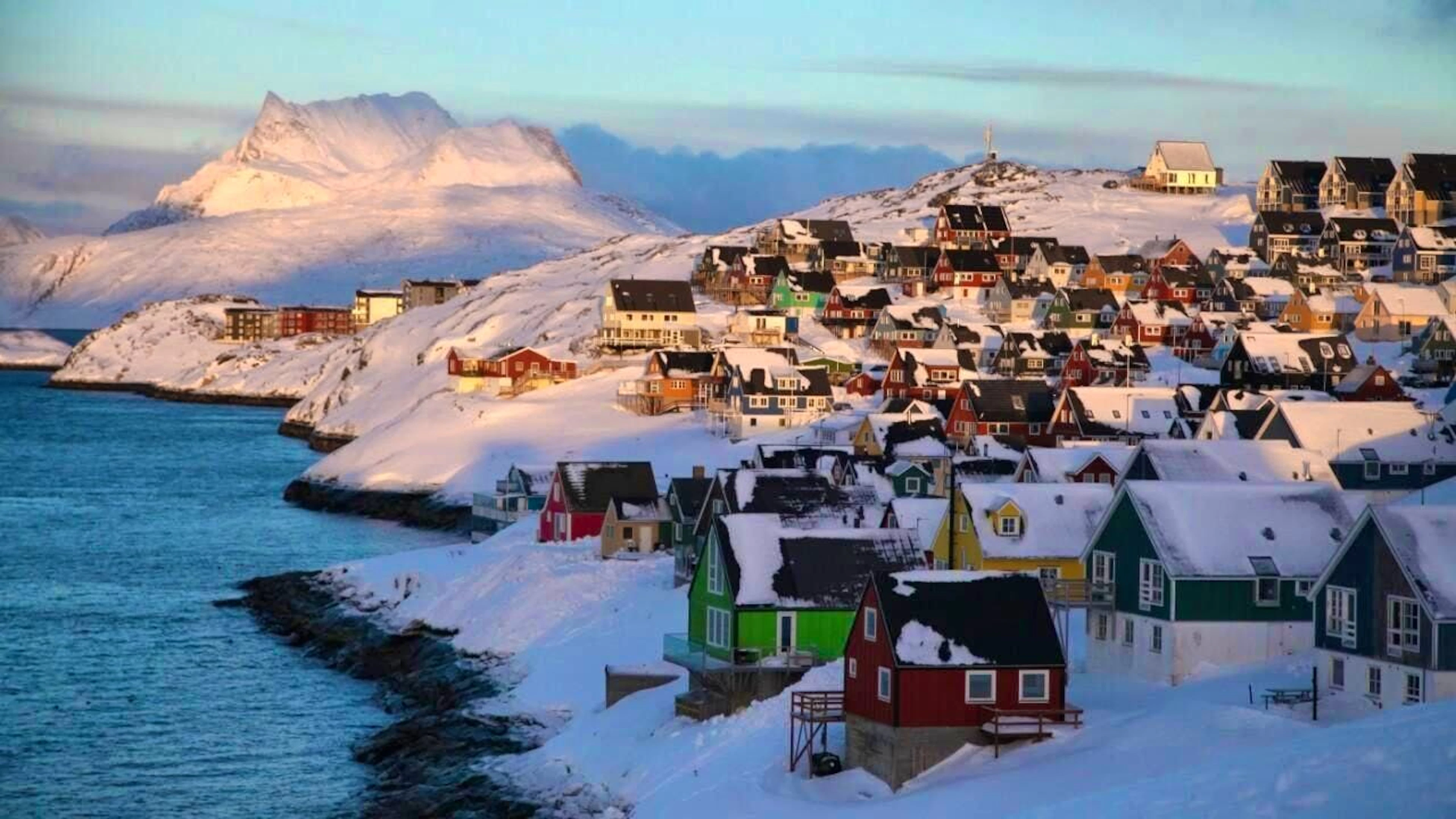 ARCHIVE - The sun sets over part of the Greenlandic capital Nuuk. (to dpa: "Conflict over Greenland: Talks about the future of the Arctic island") Photo: Steffen Trumpf/dpa