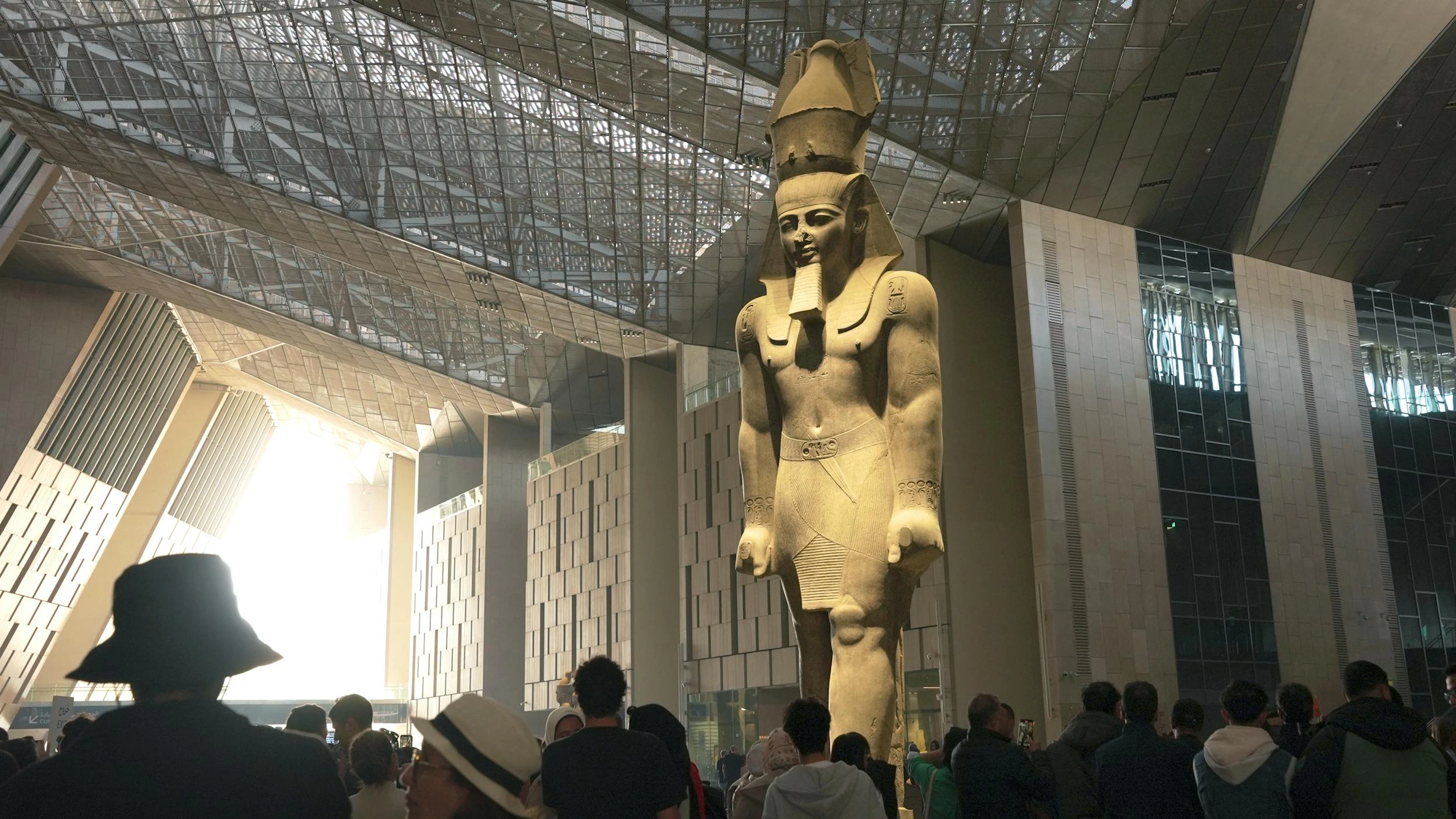 Die Kolossalstatue von Ramses II. stand rund ein halbes Jahrhundert lang am Hauptbahnhof in Kairo, im August 2006 wurde sie dann zum neuen Museumsgelände bei Gizeh transportiert.
