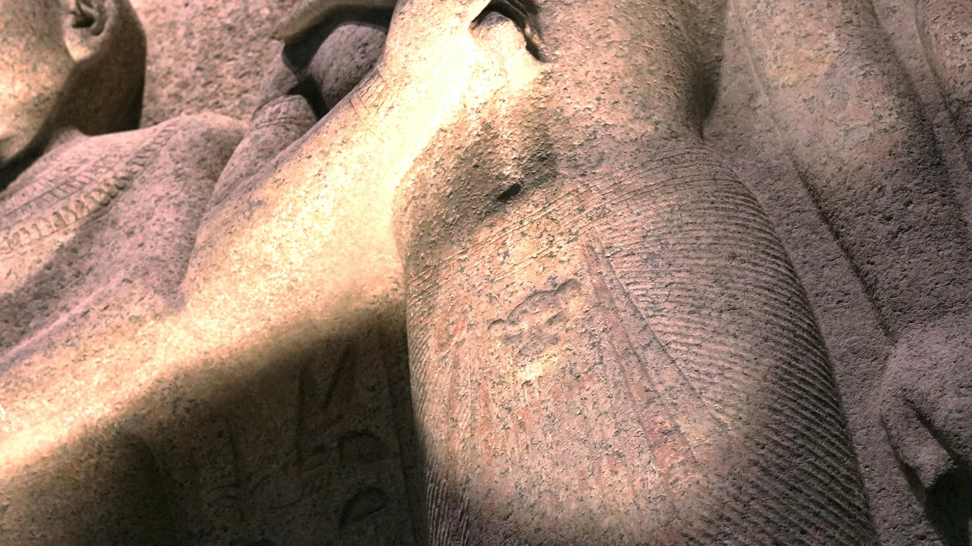 Ägyptische Plastiken – so auch diese Statuengruppe – waren ursprünglich fast vollständig bemalt. Die heute sichtbaren Farbreste auf dem Rock der mittleren Figur bestätigen diese Praxis.