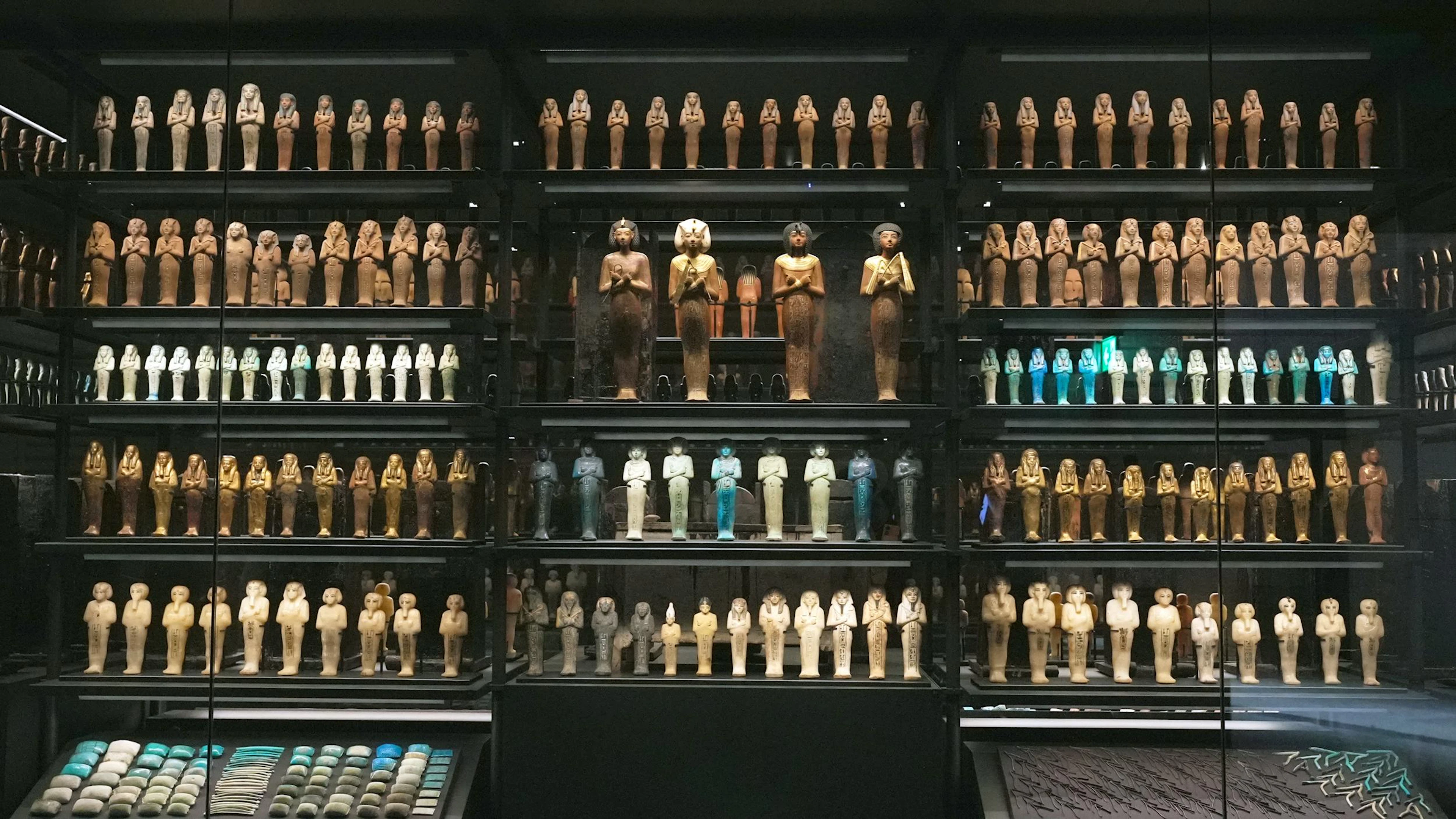 Nur ein Teil der Grabfiguren Tutanchamuns: Insgesamt wurden in seiner Grabkammer 413 Uschebtis gefunden. Sie setzen sich zusammen aus 365 Figuren für jeden Tag des Jahres, 36 Aufsehern pro Woche und 12 weiteren monatlichen Vorarbeitern.