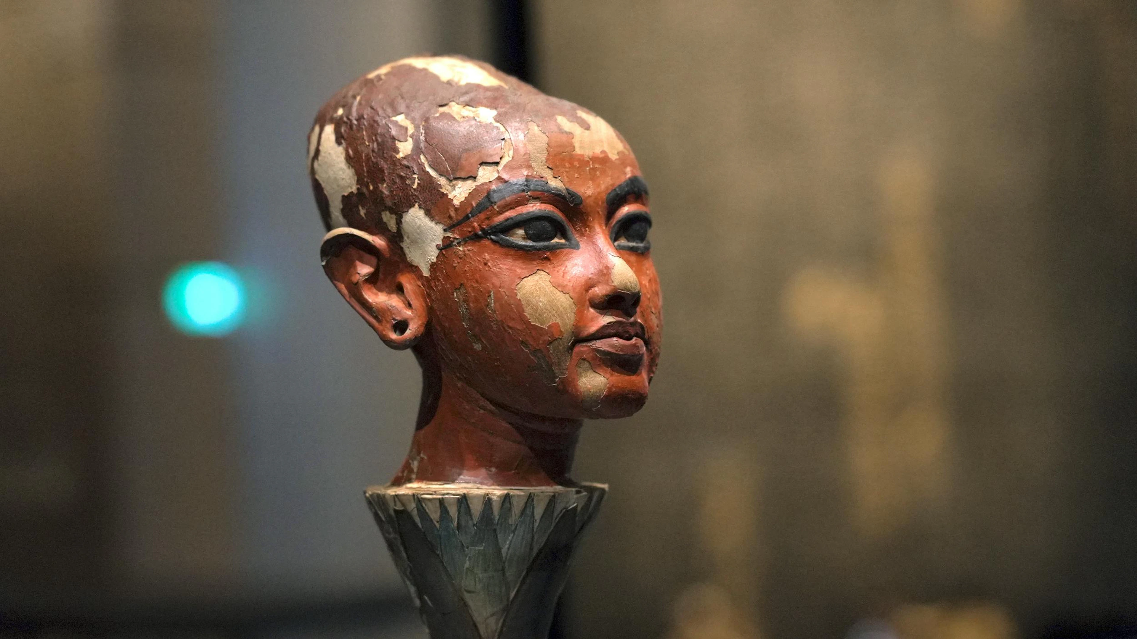 Der Kopf des Nefertem (Tutanchamun) symbolisiert in der ägyptischen Mythologie die Wiedergeburt und das Erwachen des Lebens aus der Urwasser-Lotusblüte.