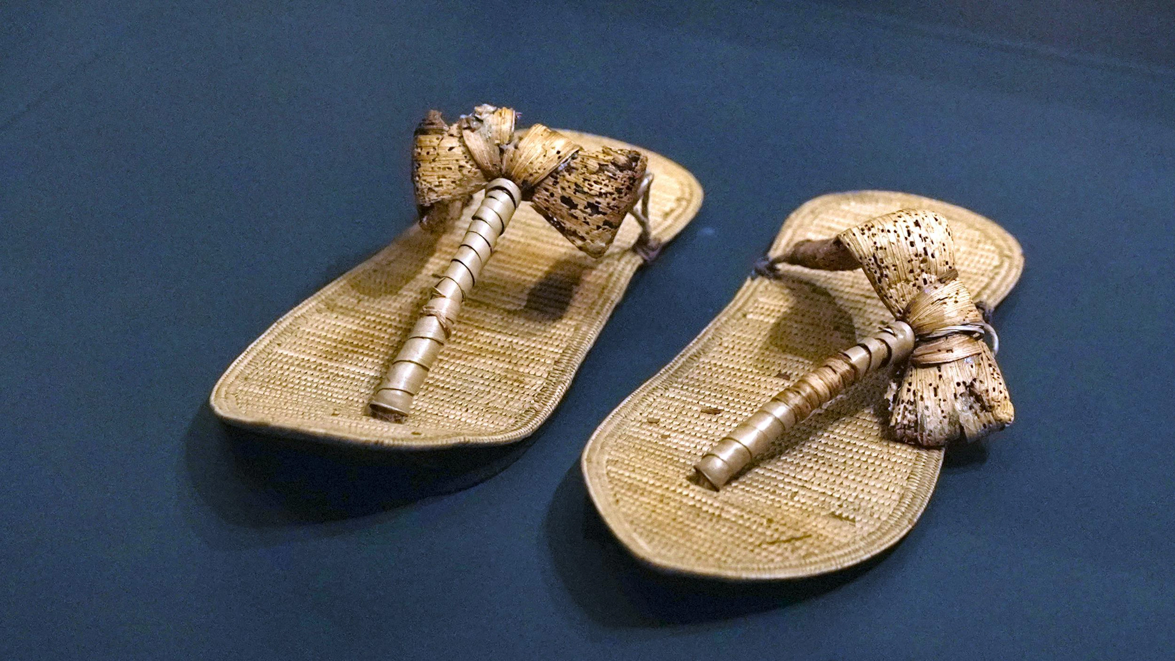 Diese Strohsandalen wurden im Grab von Tutanchamun gefunden. Sie erinnern verblüffend an heutige Flip-Flops und zeigen, wie zeitlos ihr Design ist. Alltägliche Gegenstände hatten im Alten Ägypten auch im Jenseits ihren Platz.