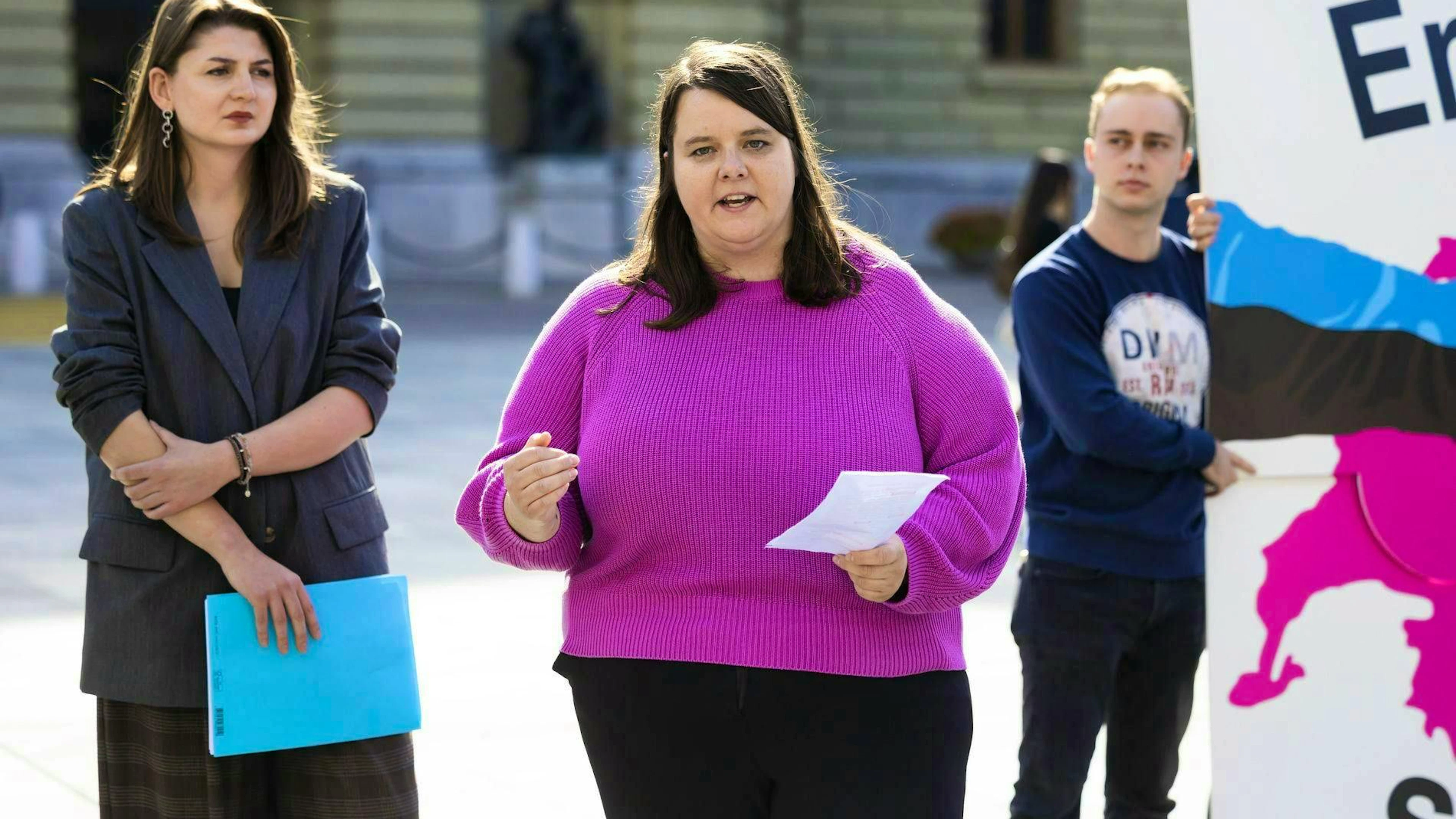 Lea Blattner (center), Co-President of the Young EPP, resigns.