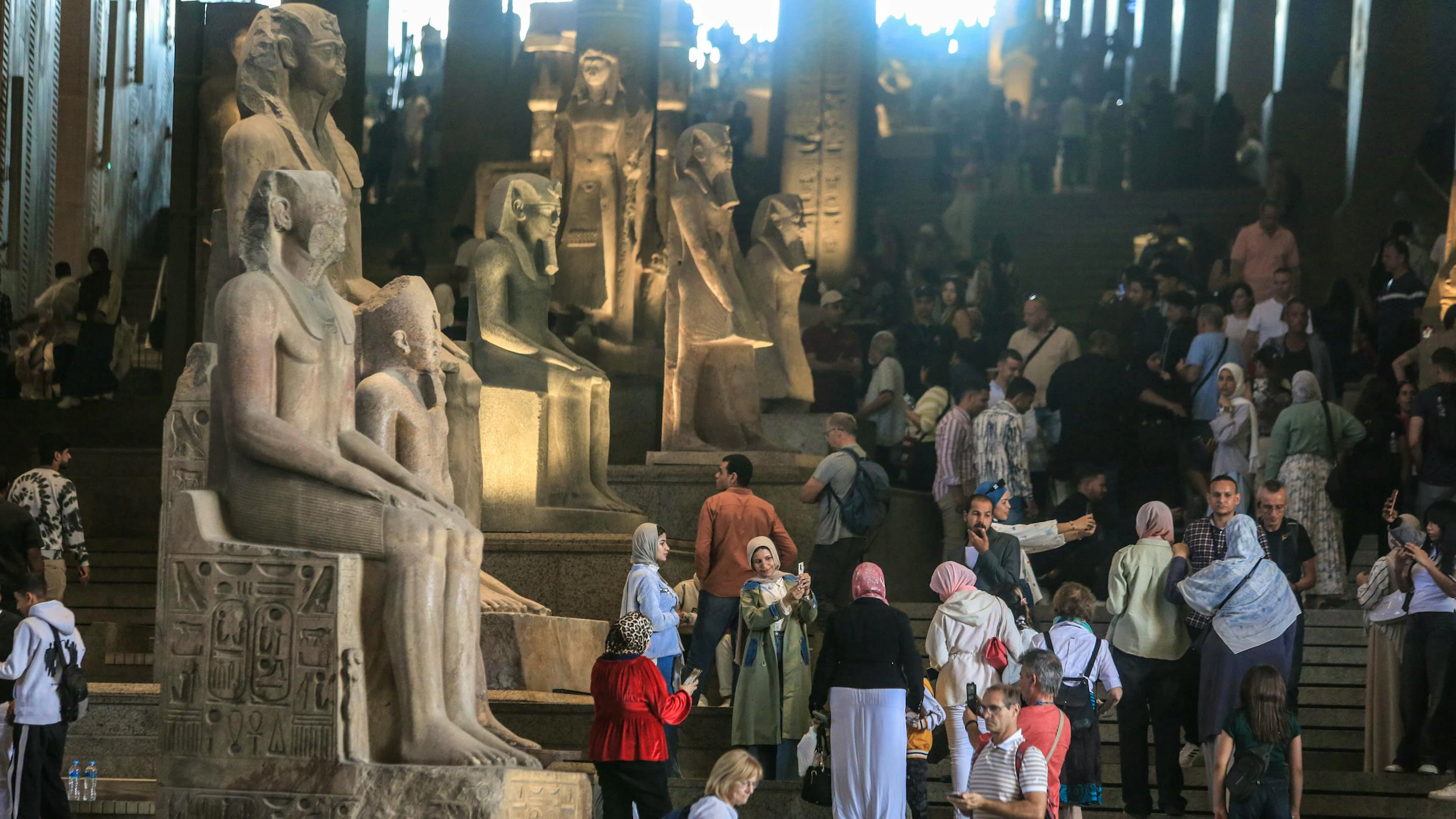 Die monumentale Treppe im GEM ist selbst Ausstellungsraum: Kolossale Statuen sind entlang der Stufen thematisch angeordnet und erzählen von Macht, Göttern und Königen des Alten Ägyptens.