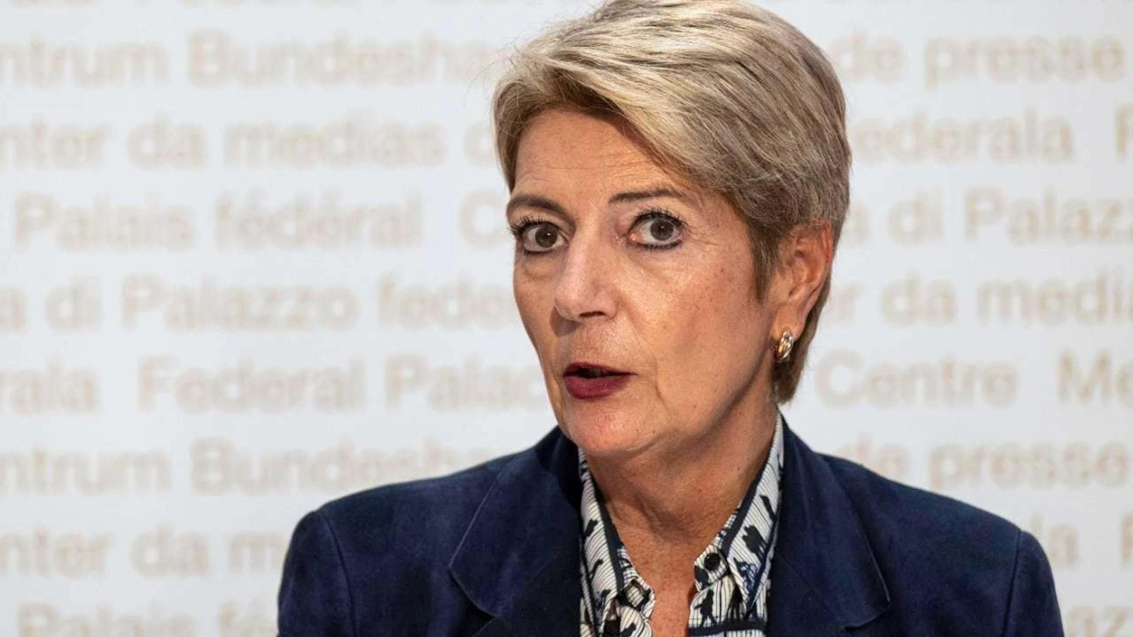 Finanzministerin Karin Keller-Sutter will die Bargeldversorgung in der Verfassung verankern.