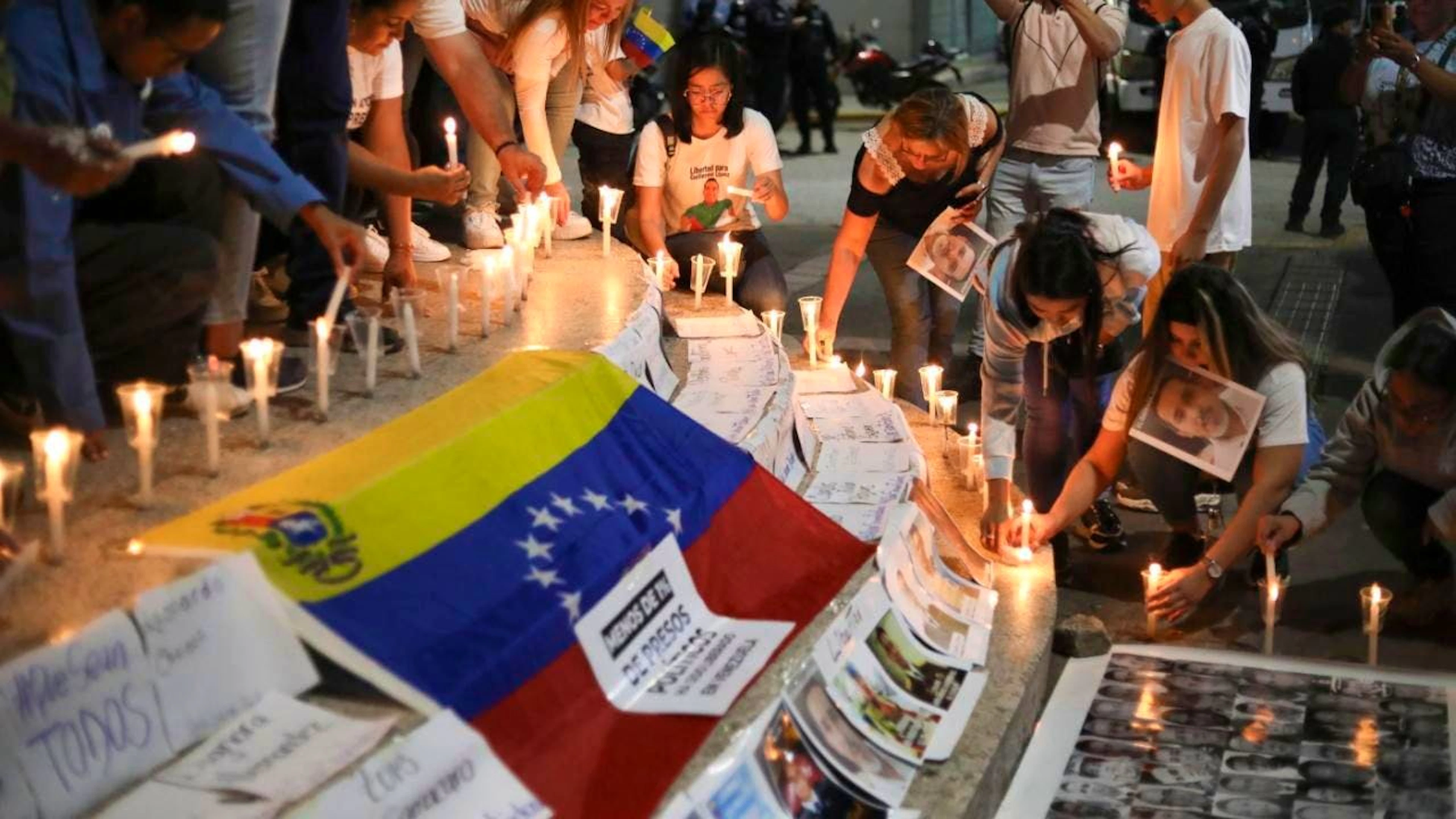 Candele per i prigionieri politici accese a Caracas