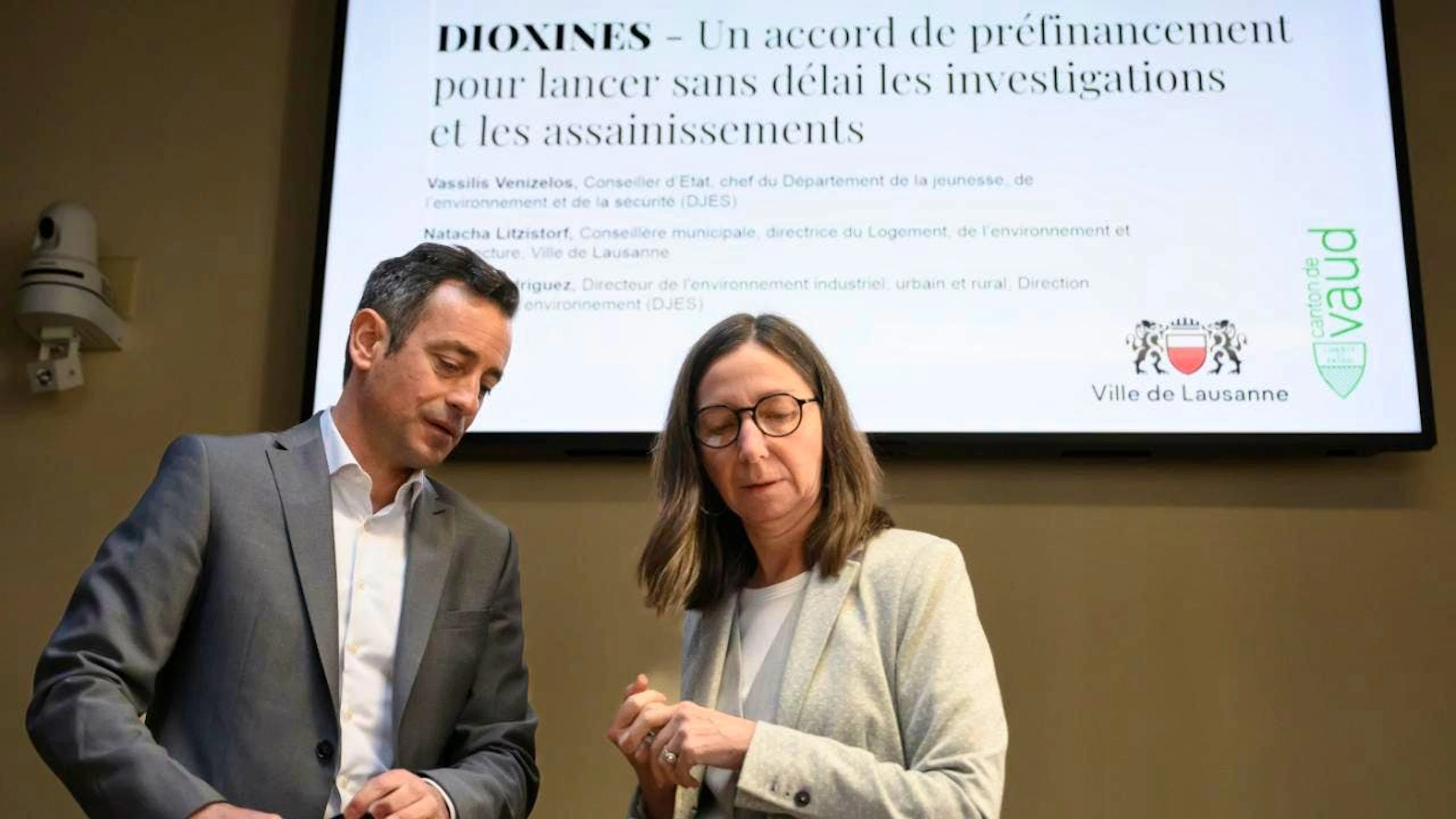 Il consigliere di Stato vodese Vassilis Venizelos e la municipale di Losanna Natacha Litzistorf durante la presentazione dei lavori di bonifica dei terreni inquinati dal vechio inceneritorei di Vallon.