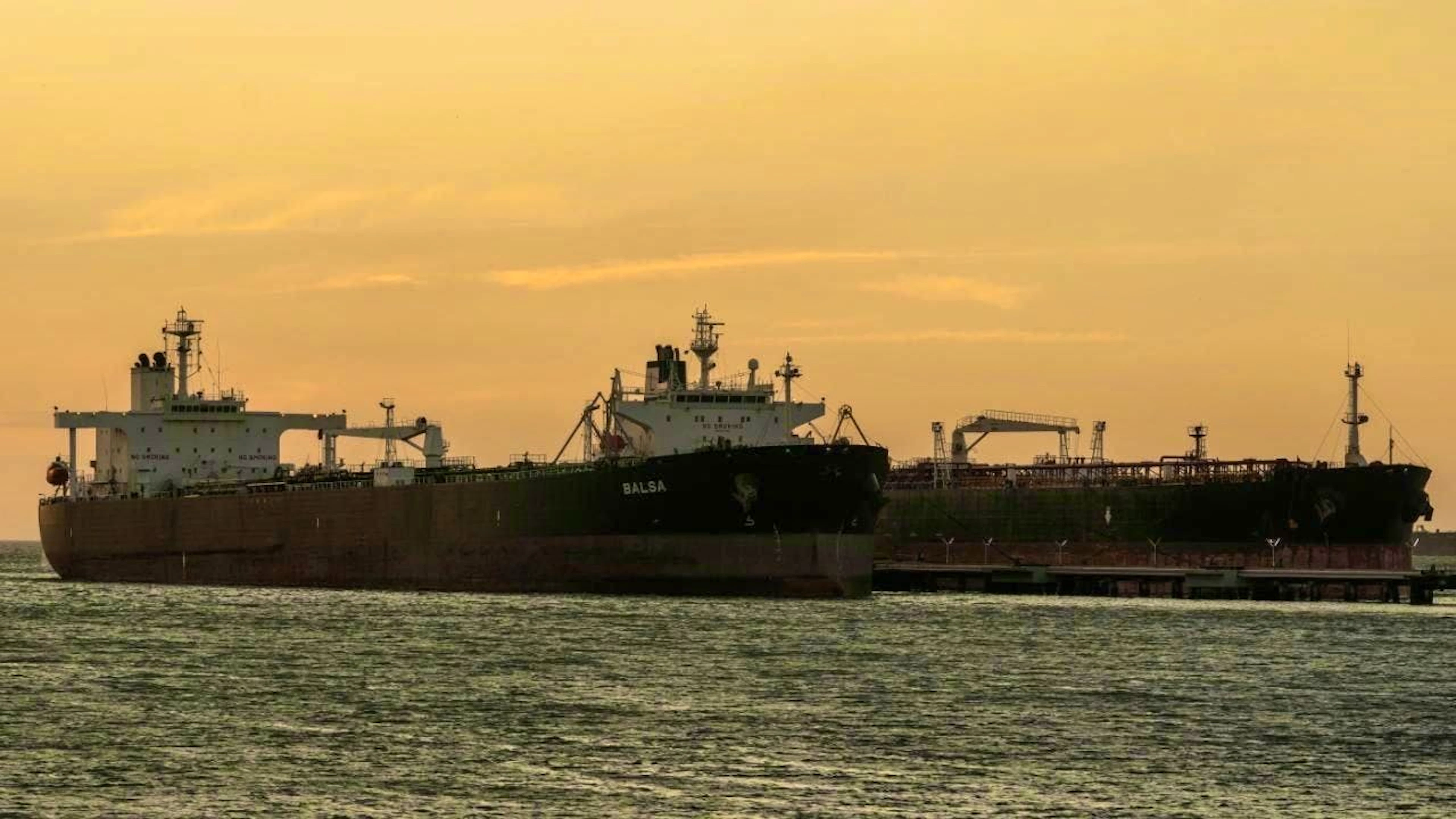 Oil tankers are anchored at the Cardon refinery in Punta Cardon, Venezuela. Photo: Matias Delacroix/AP/dpa/Symbolic image