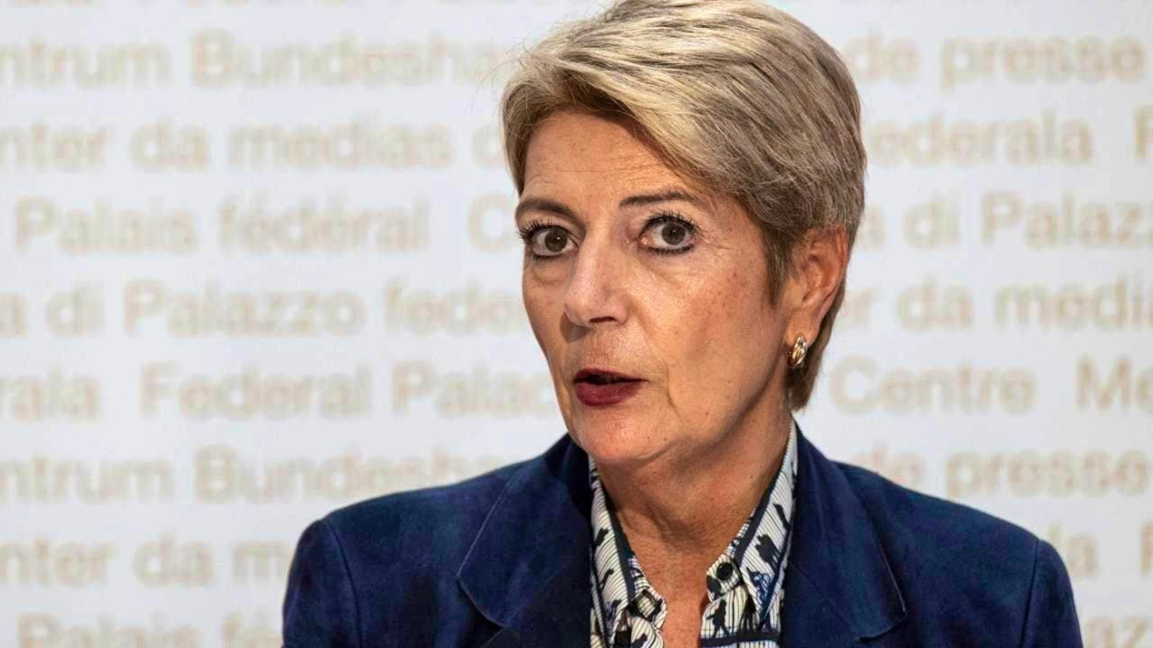 La ministra delle finanze Karin Keller-Sutter vuole inserire nella Costituzione la fornitura di contante.