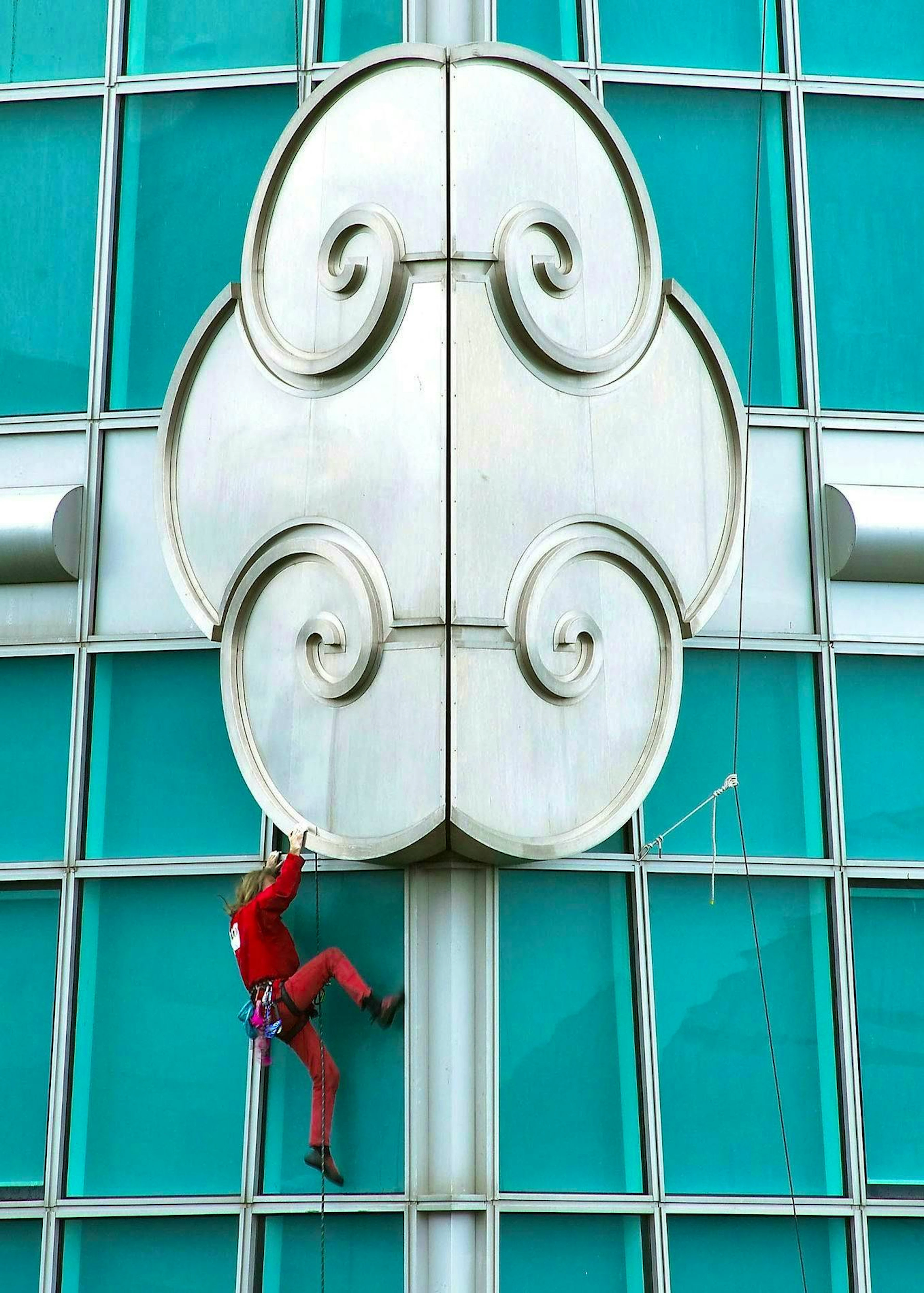 Alain Robert ha scalato il Taipei 101 nel 2004 e si è fermato a causa della pioggia.