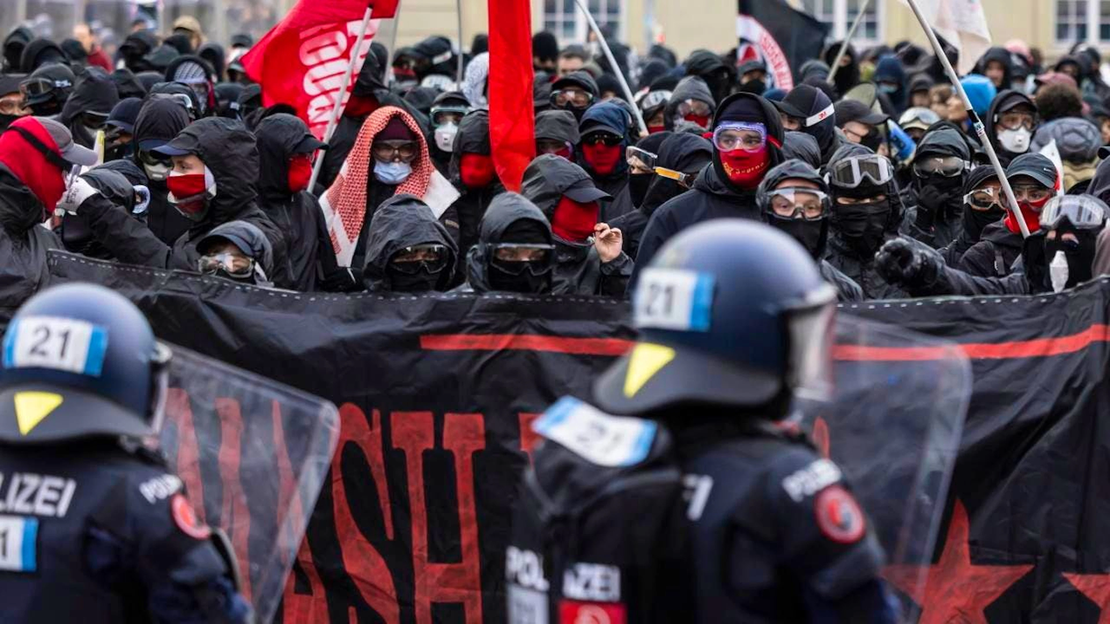 Tensione palpabile durante la manifestazione non autorizzata, questo pomeriggio a Berna.