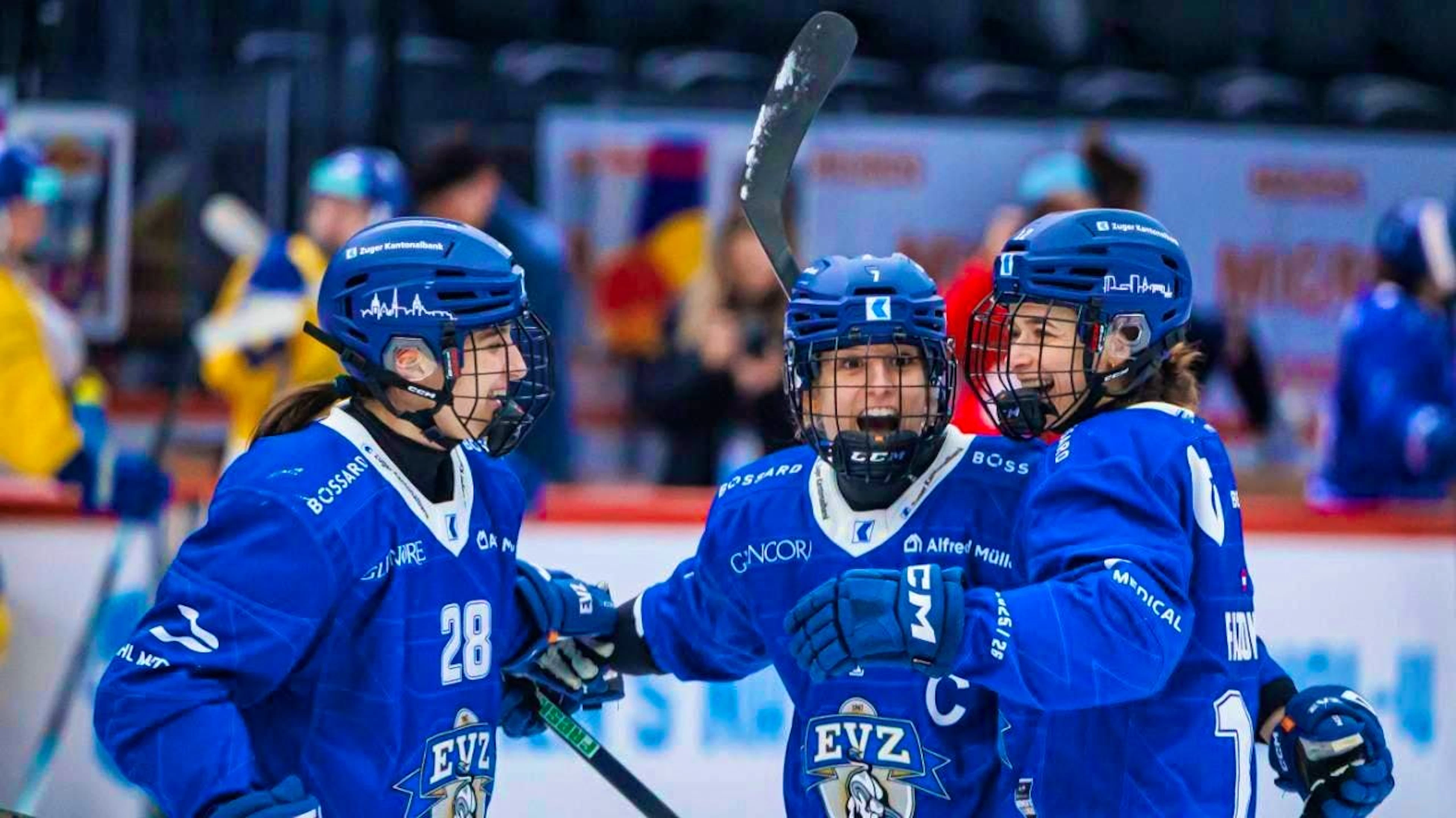 Celebrating EVZ players and right in the middle Lara Stalder, the triple goal scorer in the 4:0 victory in the cup final