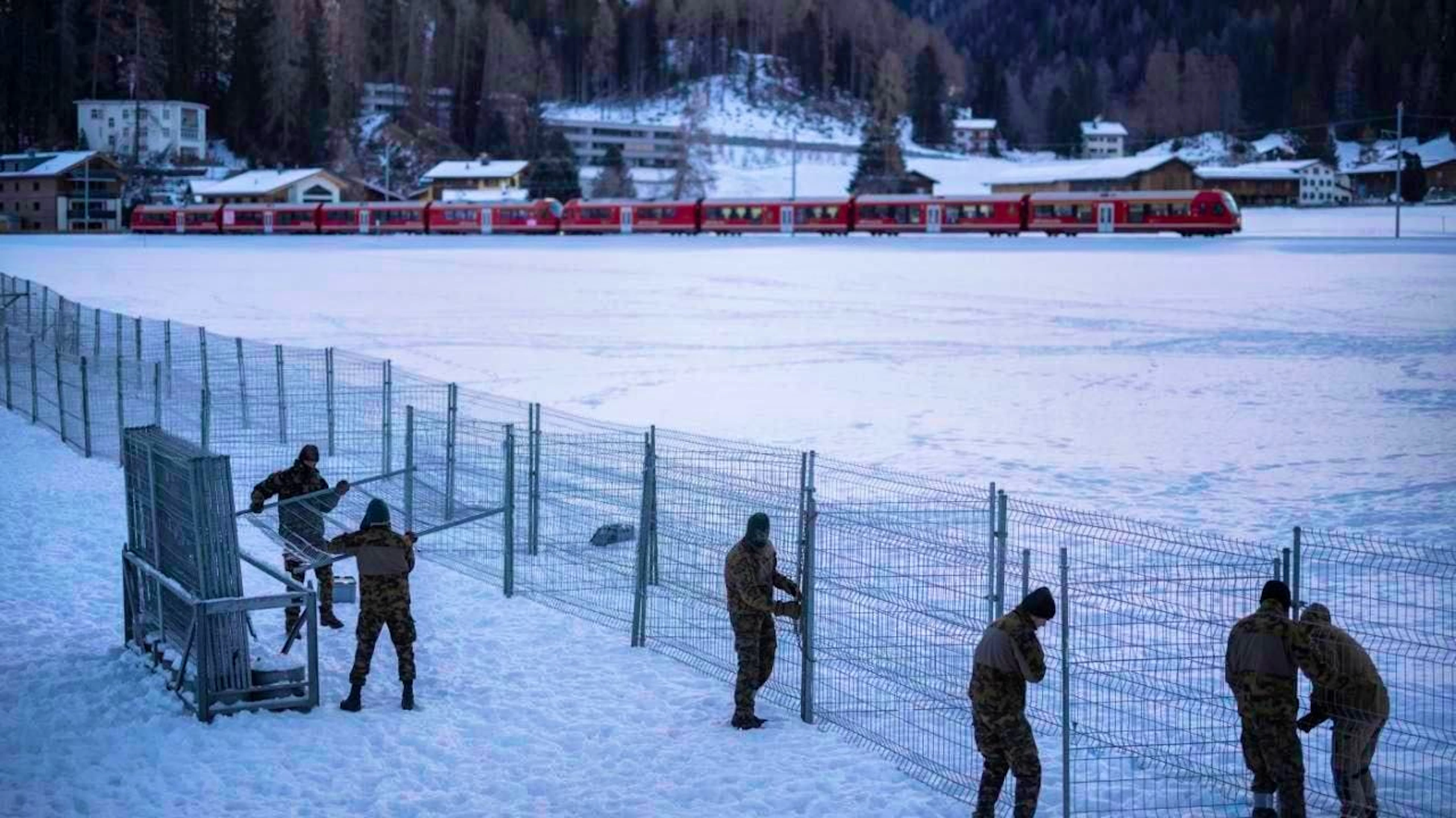 Kilometre-long fence walls characterize Davos during the WEF. The security requirements are becoming more stringent from year to year.