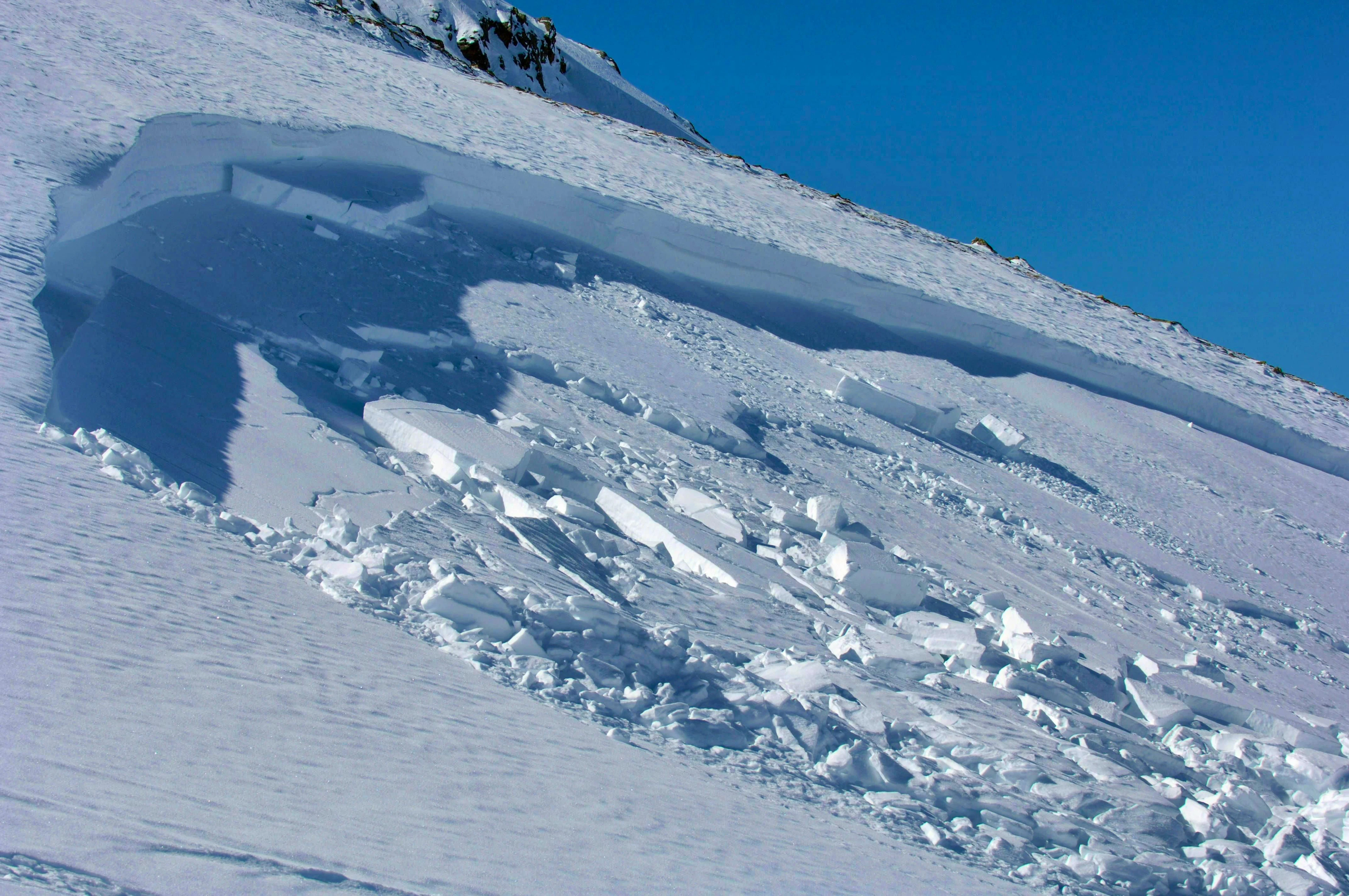 In a slab avalanche, wet fresh snow or old snow breaks off in a large slab, which disintegrates into individual slabs as it slides down.