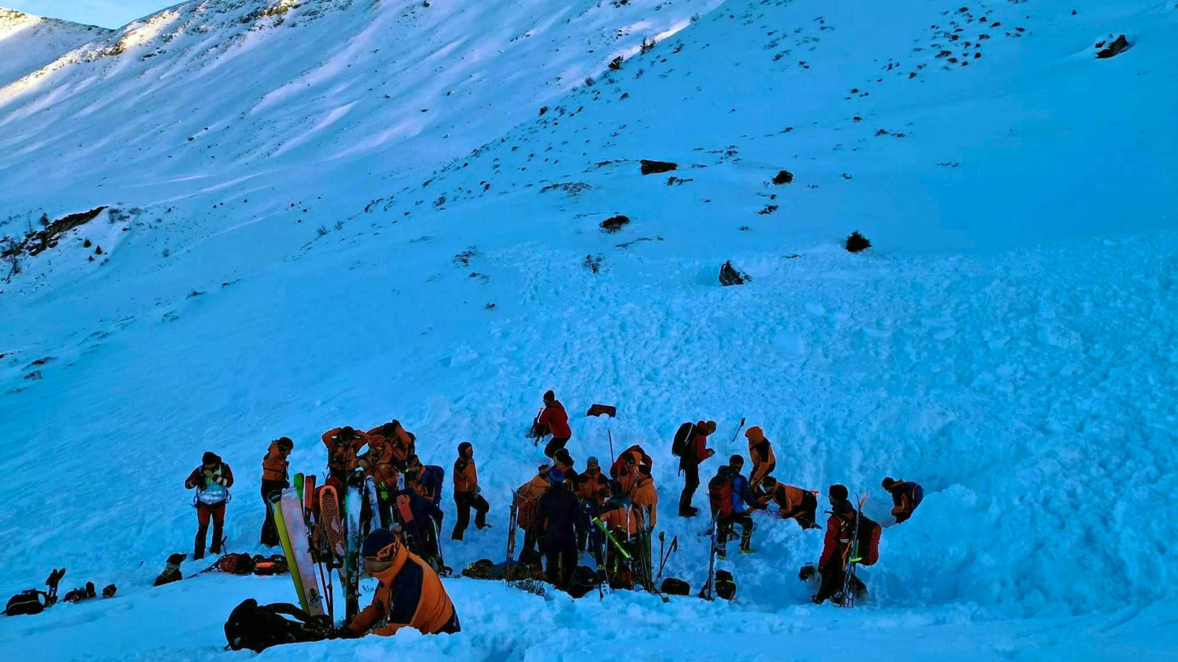 L'incidente da valanga al Finsterkopf, nel Grossarltal (Salisburgo), ha coinvolto un gruppo in formazione del Club Alpino: quattro dei sette partecipanti hanno perso la vita.