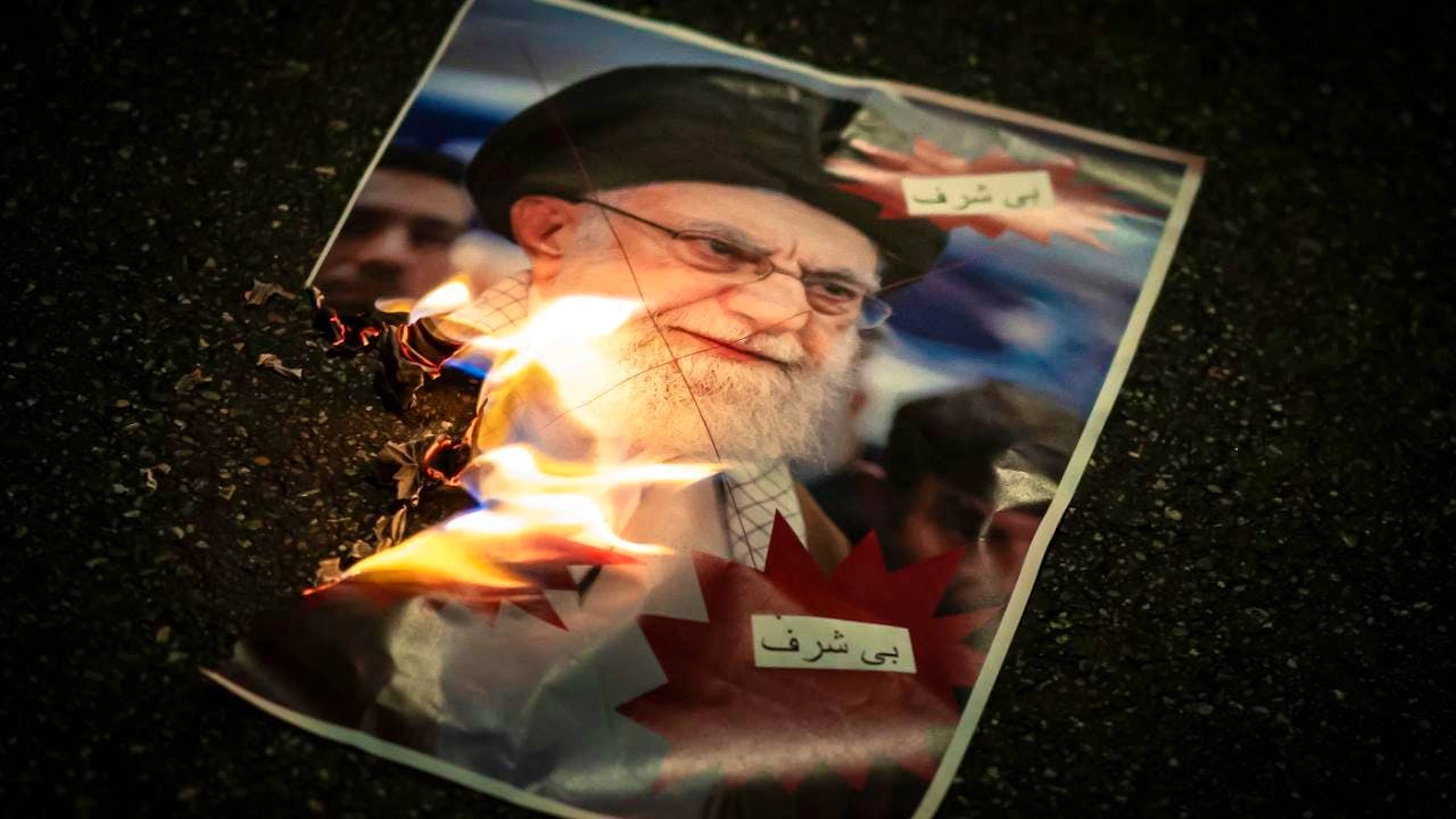 Un'immagine dell'Ayatollah Ali Khamenei bruciata martedì 13 gennaio 2026 a Zurigo durante una manifestazione a sostegno delle proteste di massa contro il governo iraniano.