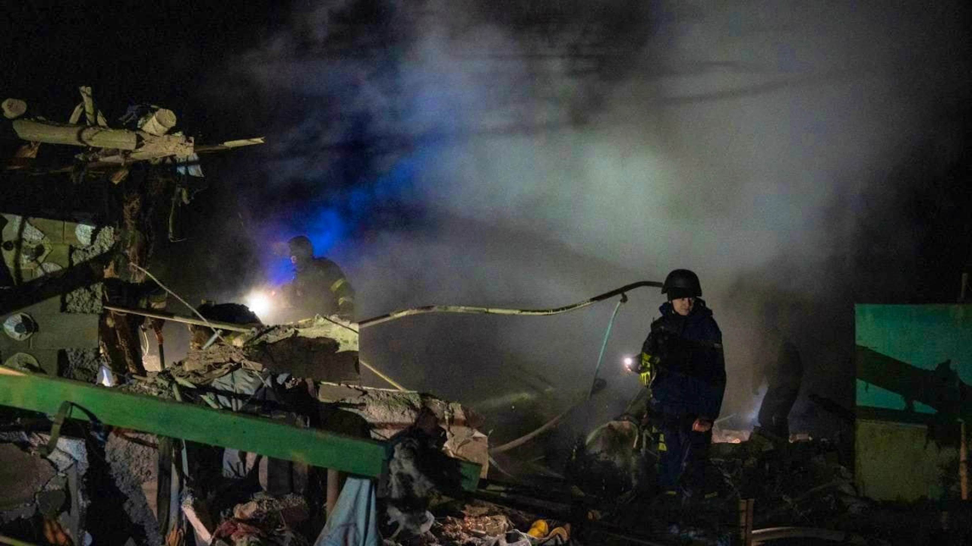 ARCHIVE - Rescue workers work at the site of the recent Russian airstrike on a residential area that left at least one dead and several injured. Photo: Tommaso Fumagalli/ZUMA Press Wire/dpa